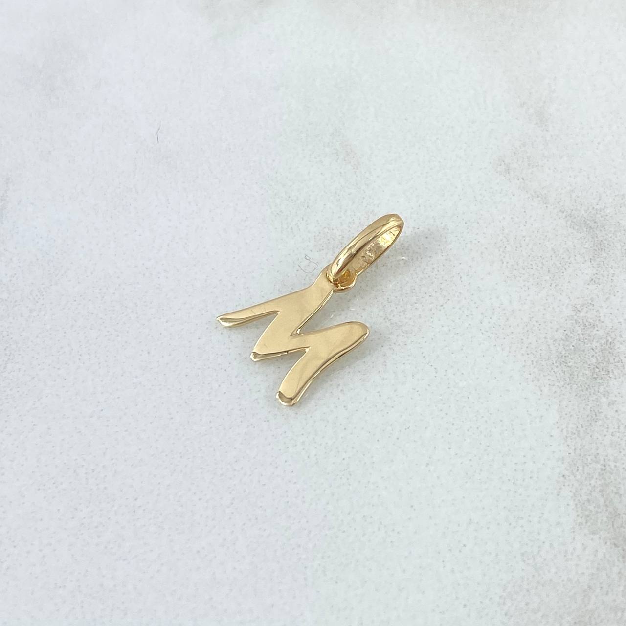 Dije Letra M Cursiva 0.5gr / 3/4 in / Oro Amarillo 18K