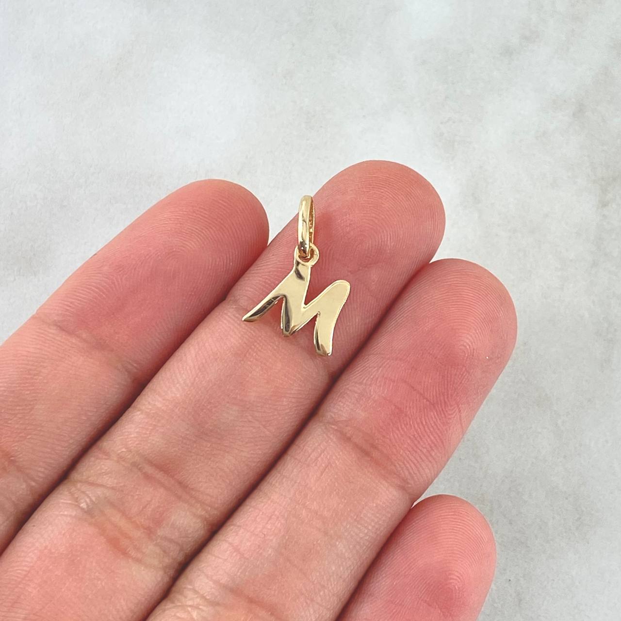 Dije Letra M Cursiva 0.5gr / 3/4 in / Oro Amarillo 18K