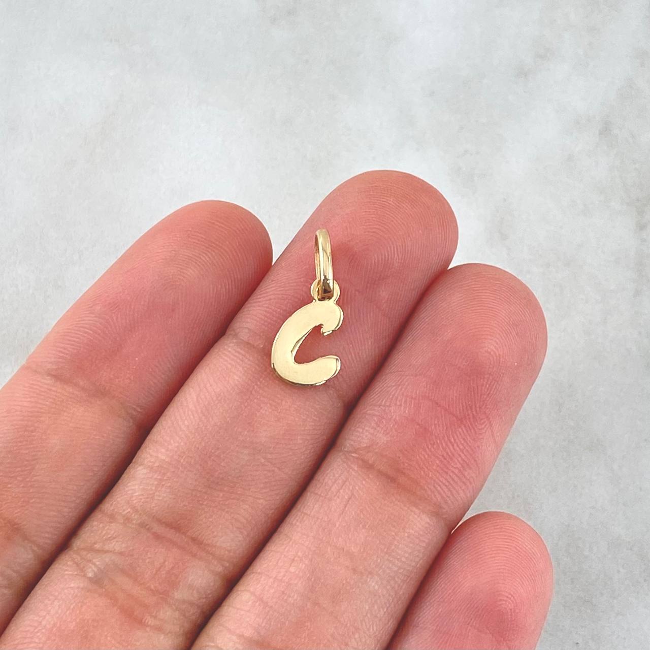 Pendant Letter C Italic 0.4gr / 1,.cm / Polished 18K Yellow Gold  ©