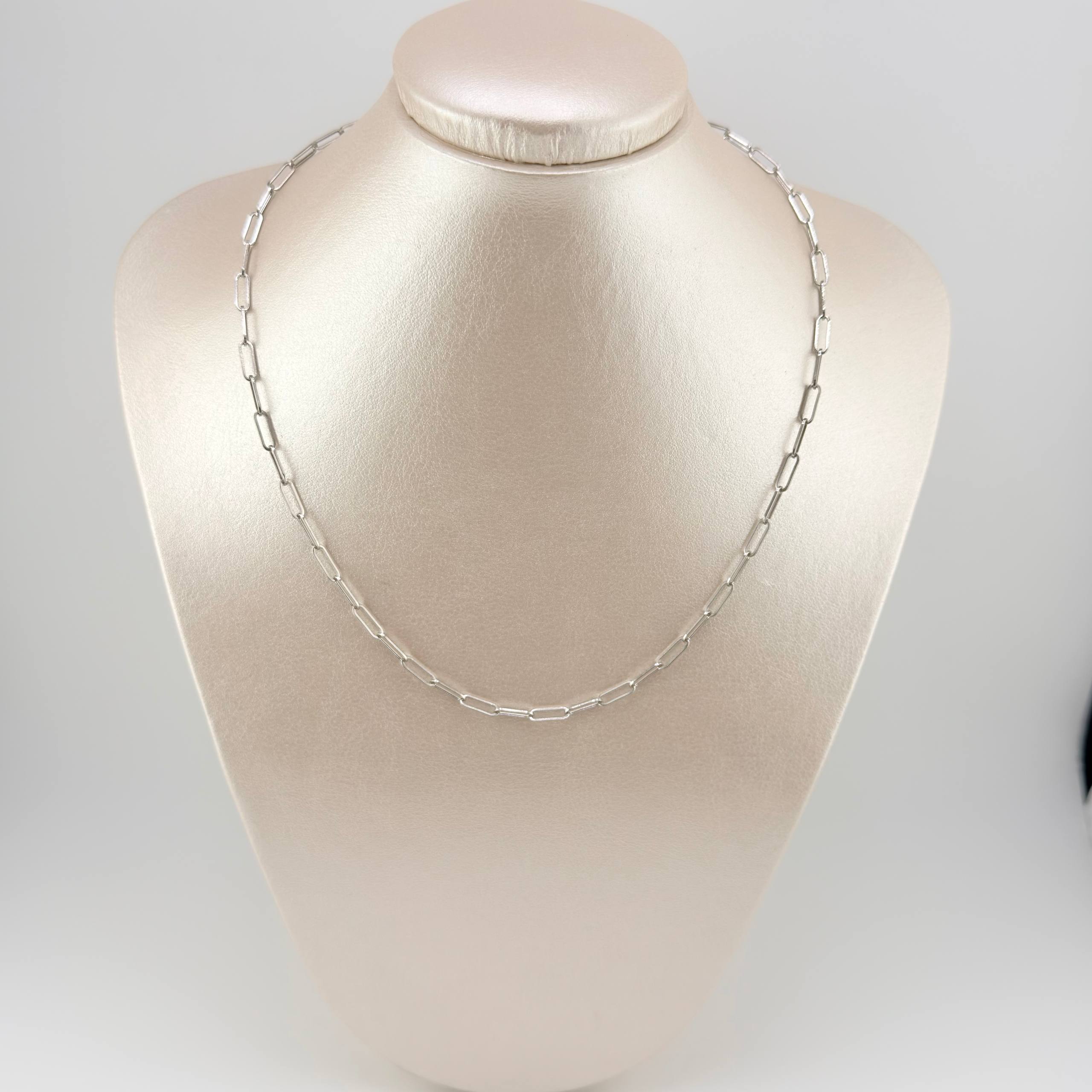 Cadena Cajón 4.45gr / 17 3/4 in / 3.3mm Oro Blanco +3 18K ©