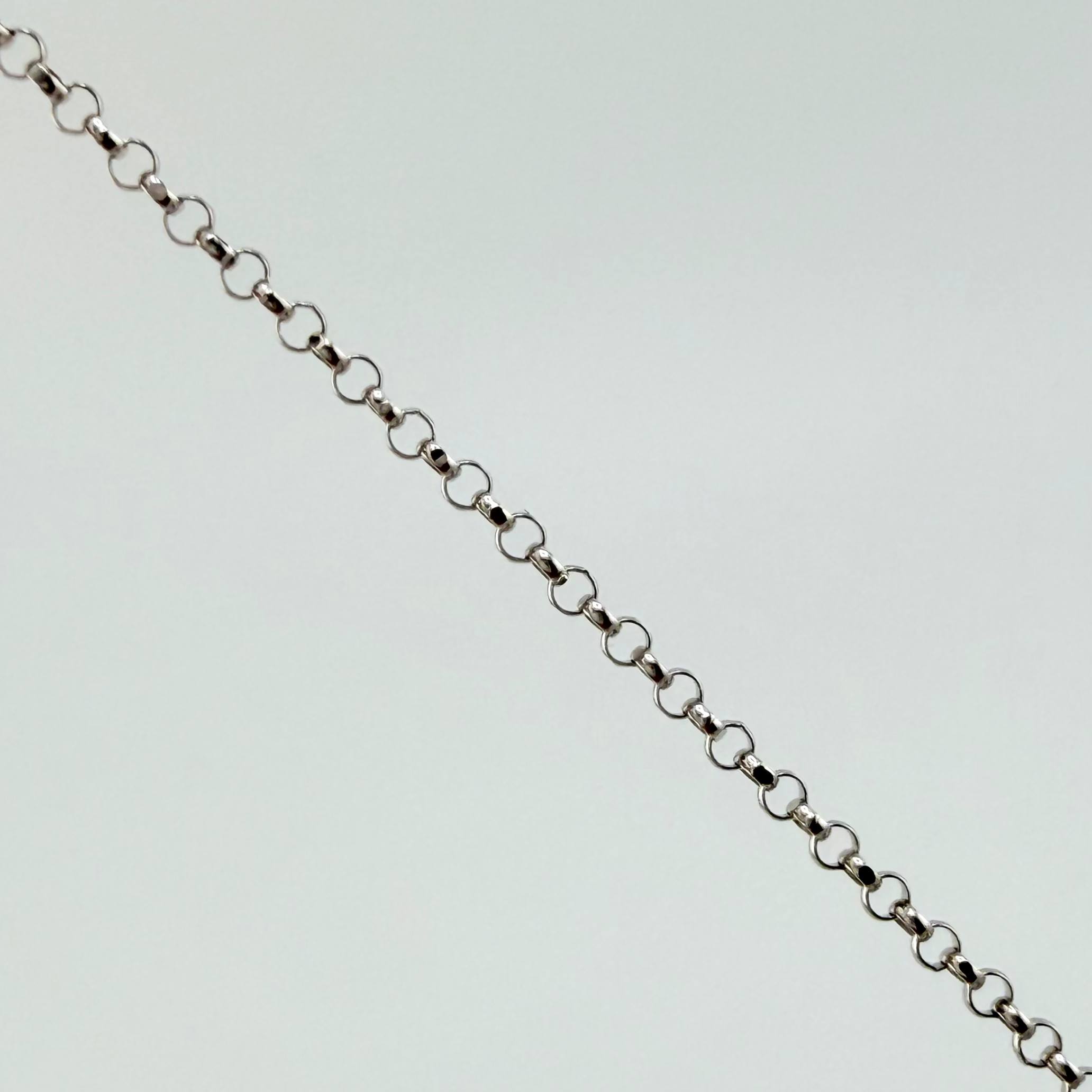 Cadena Roll On 1.35gr / 15 3/4 in / 1.3mm Oro Blanco +3 18K ©