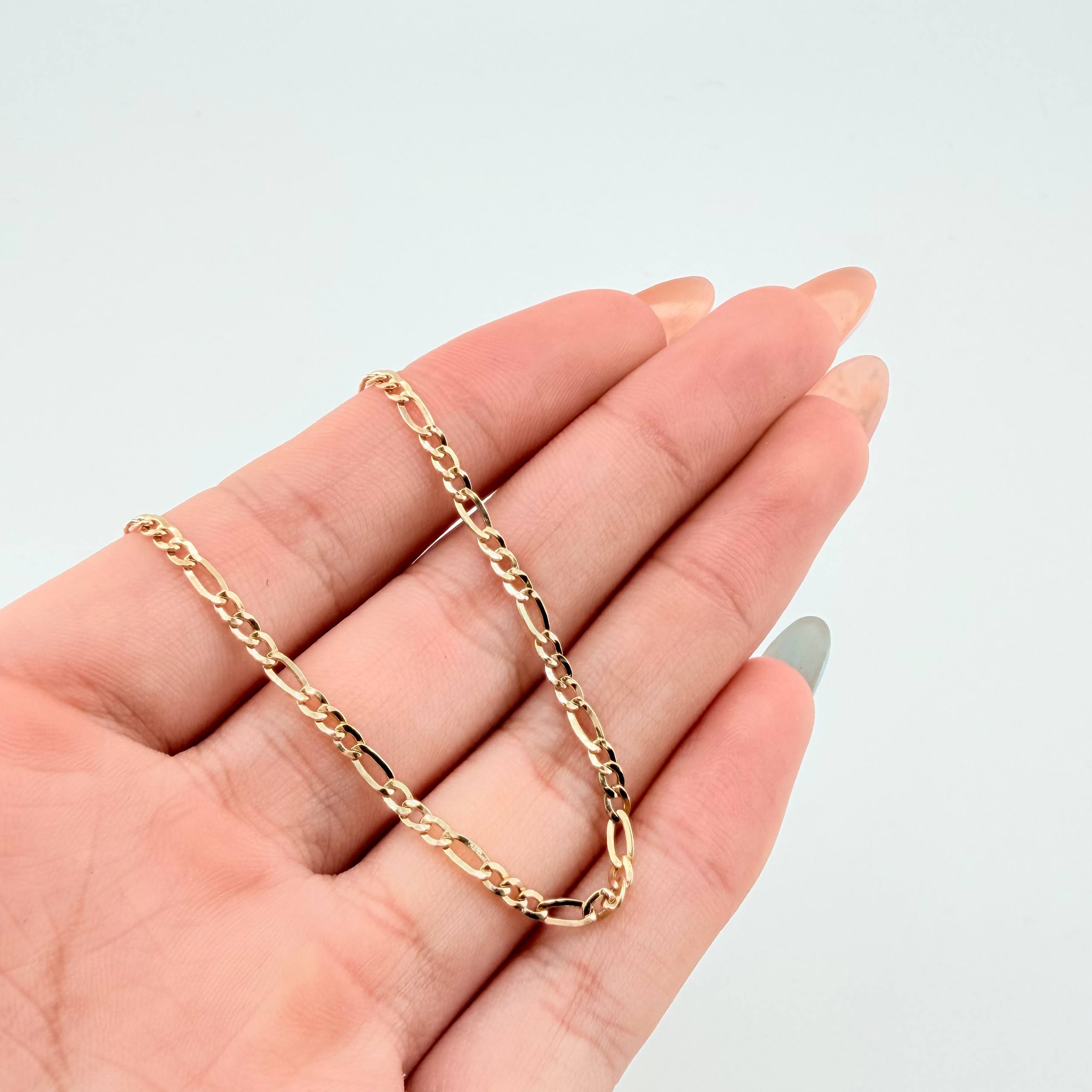 Pulso Figaro 1.45gr / 7 1/2 in / 2.4mm Oro Amarillo +1 18K ©