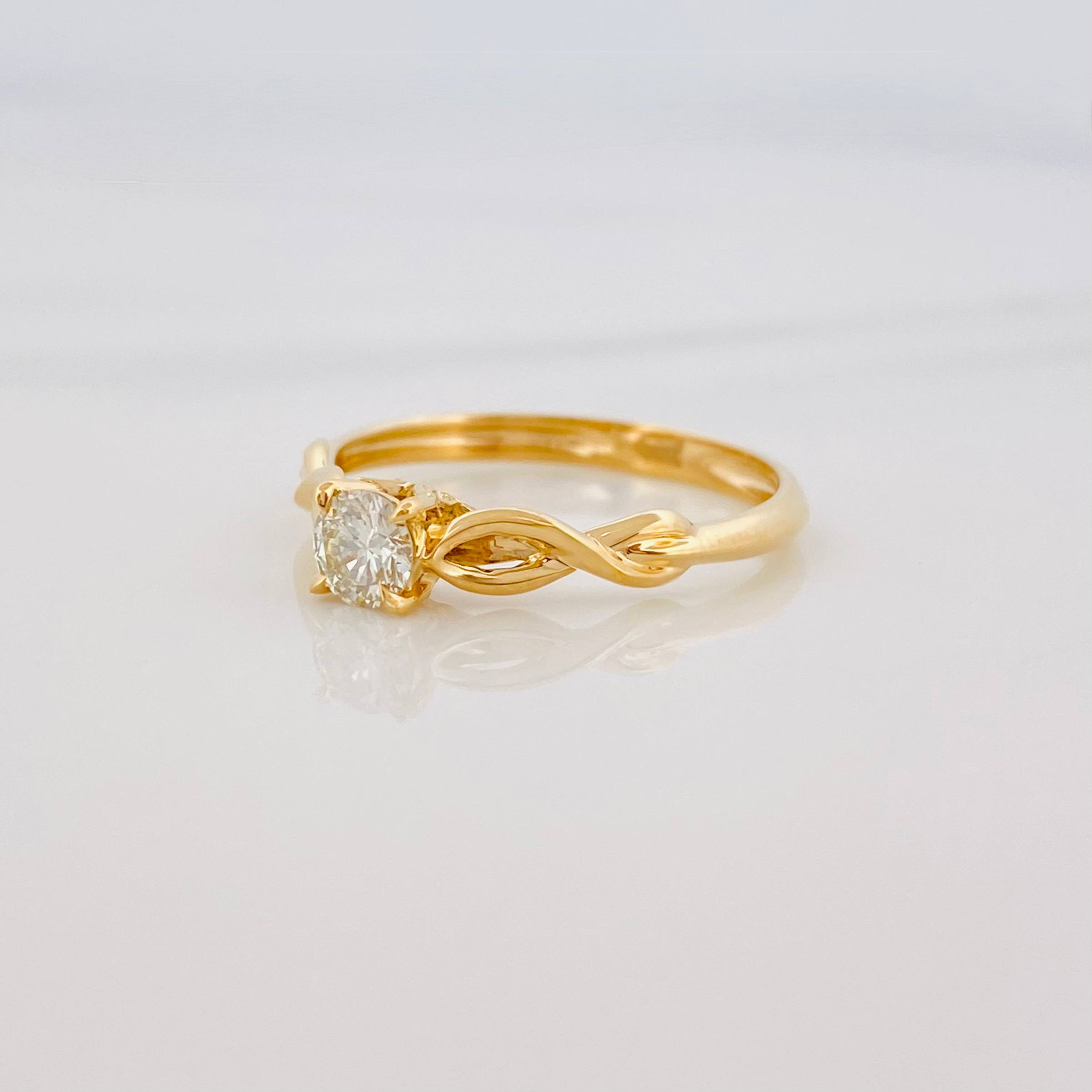 Anillo Solitario Entrelazado Diamante 27 Pts 1.95 g / T6 3/4 Oro Amarillo 18K