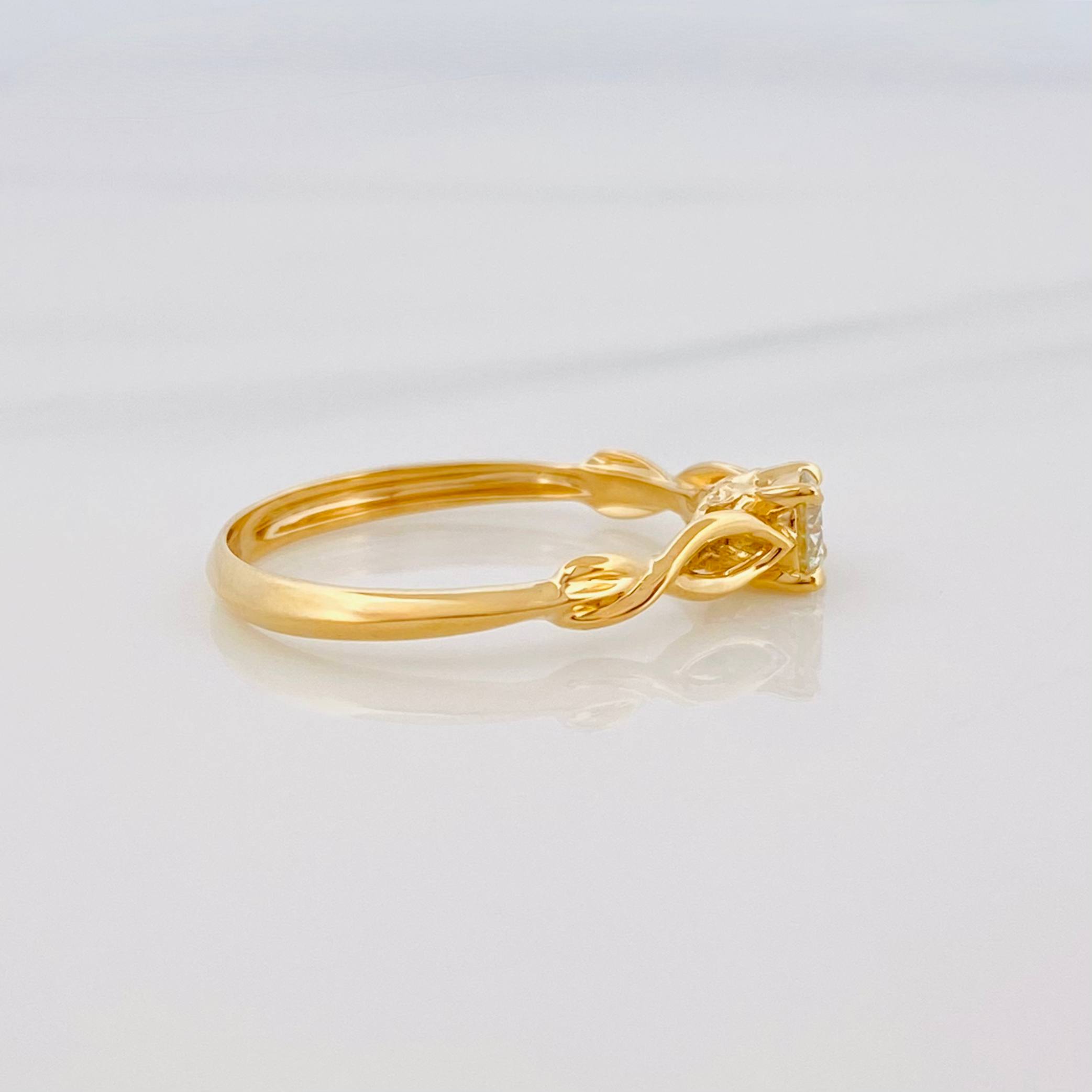 Anillo Solitario Entrelazado Diamante 27 Pts 1.95 g / T6 3/4 Oro Amarillo 18K