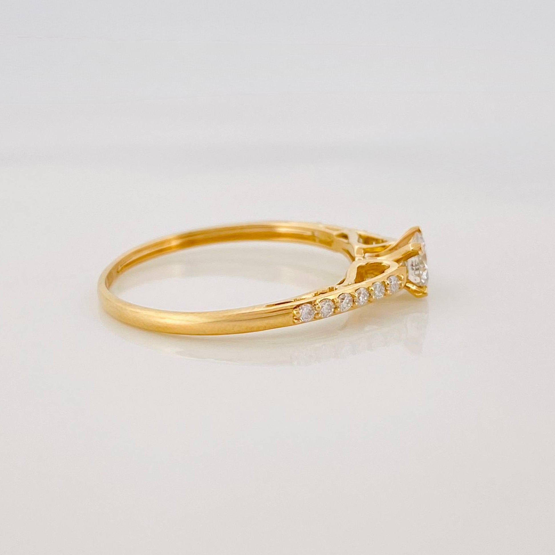 Anillo Solitario Diamantes 34 Pts 1.3 g / T7 Oro Amarillo 18K