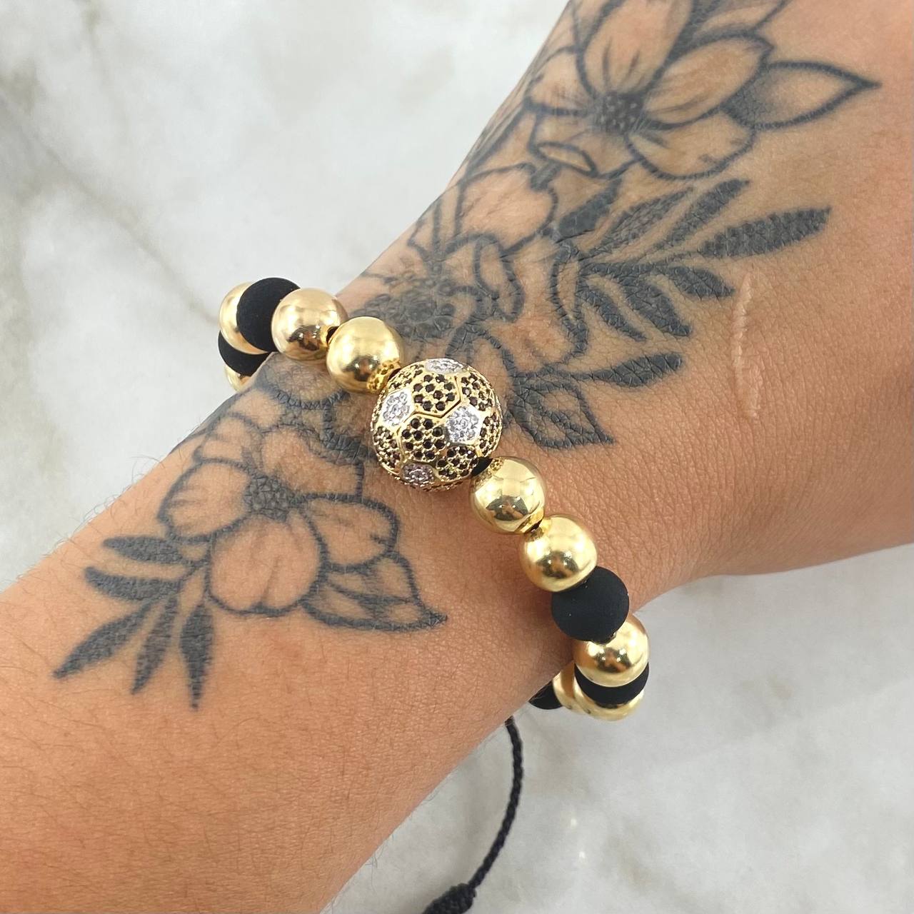 Pulsera Negra Balón de Fútbol 9.1gr / 8mm Bolas Lisas 10und Circones Blancos Negros Oro Amarillo 18K ©