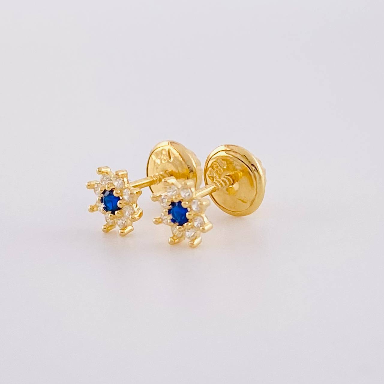 Stud Earrings Flower Eight Petals 0.6 g / in / 5.4 mm Yellow Gold 18K