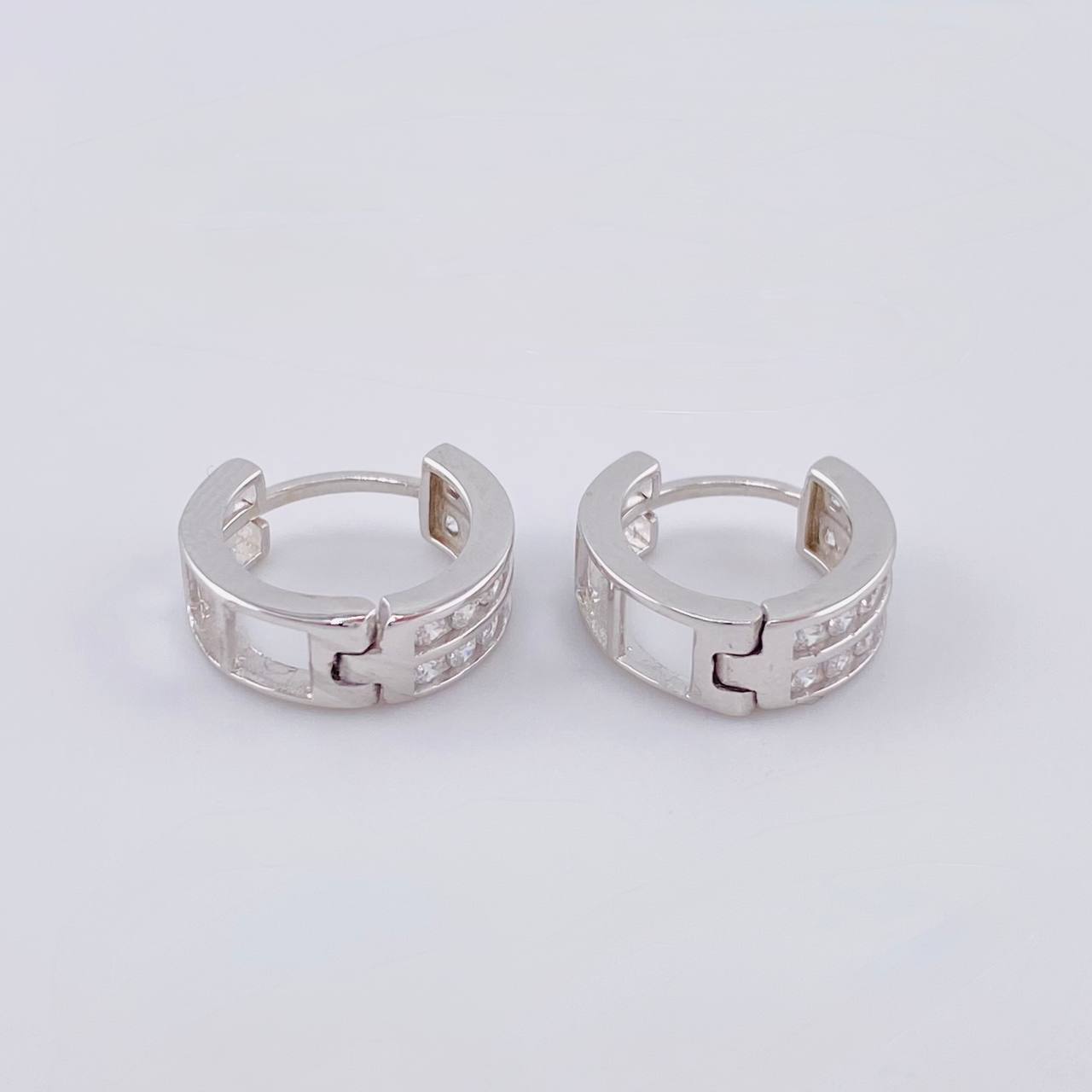 Candongas Doble Cariil Basteado 2.65 g / 1/2 in Oro Blanco 18K