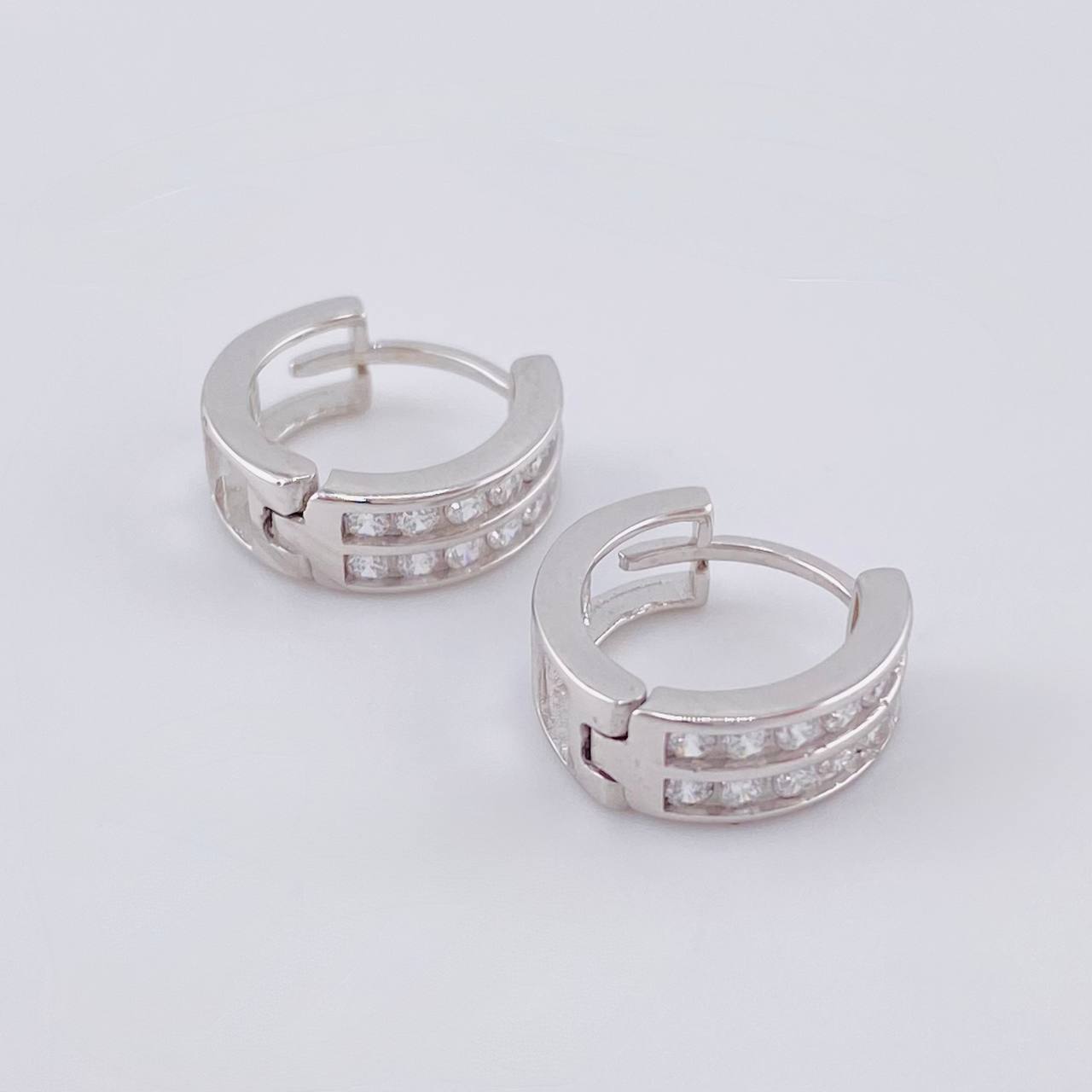 Candongas Doble Carril Basteado 2.55 g / 1/2 in Oro Blanco 18K