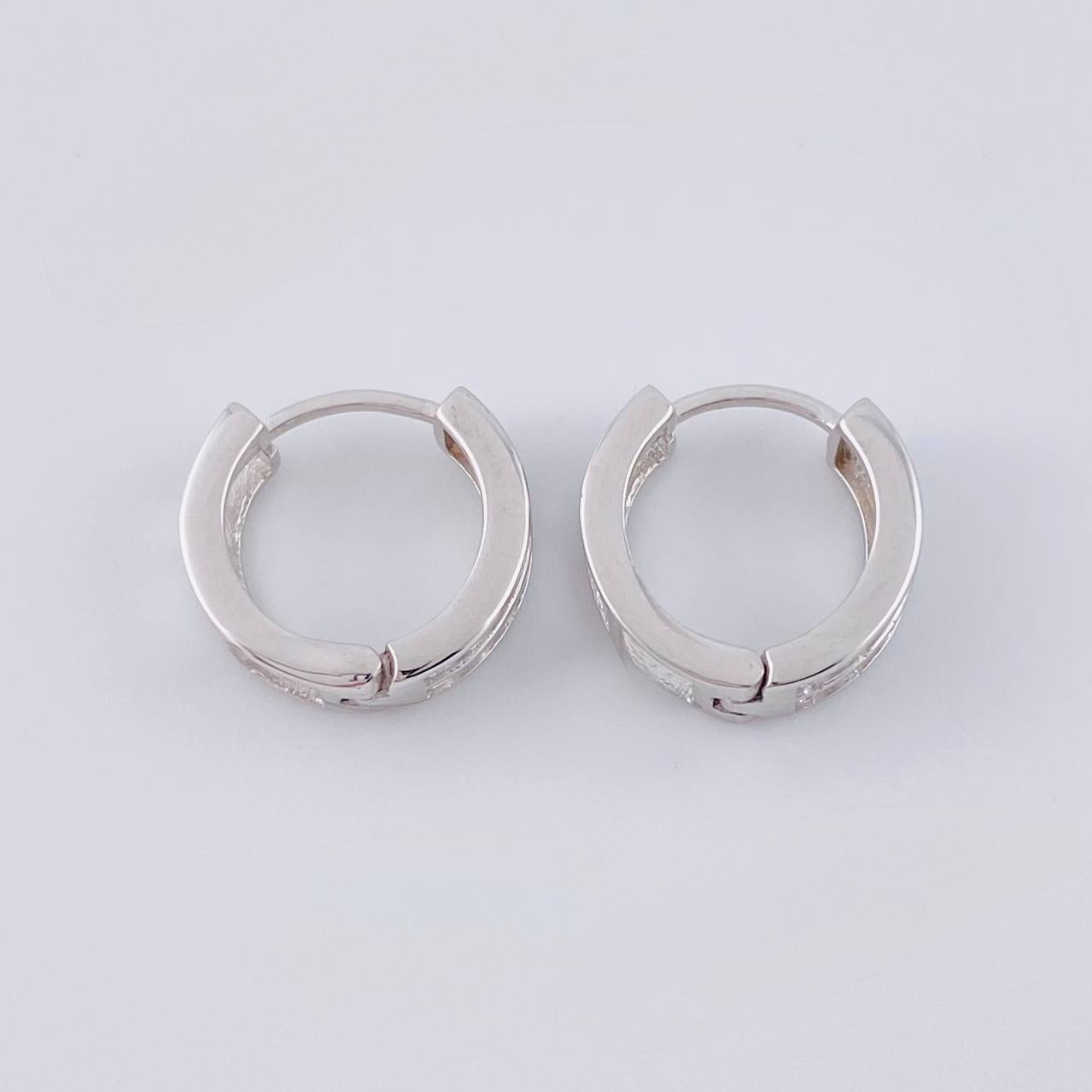 Candongas Doble Carril Basteado 2.55 g / 1/2 in Oro Blanco 18K