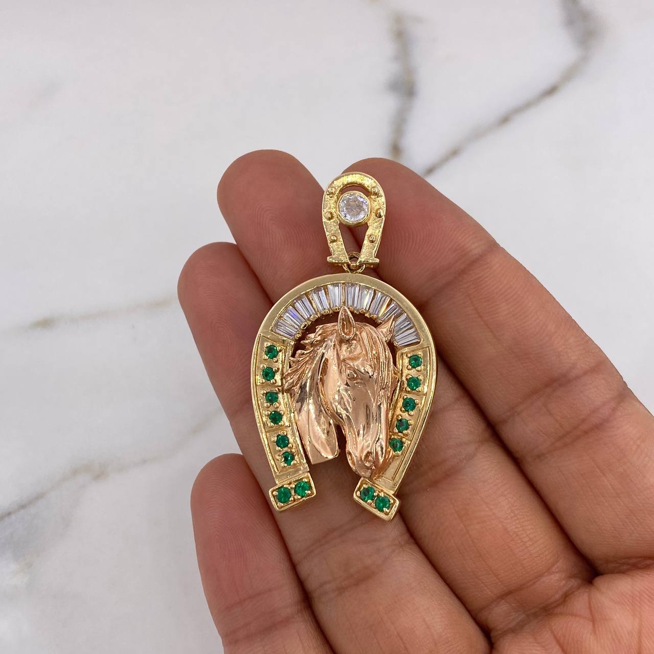 Dije Herradura Caballo 13.9gr / 4.8cm / Circones Blancos Verdes Dos OrosAmarillo Rosa 18K #