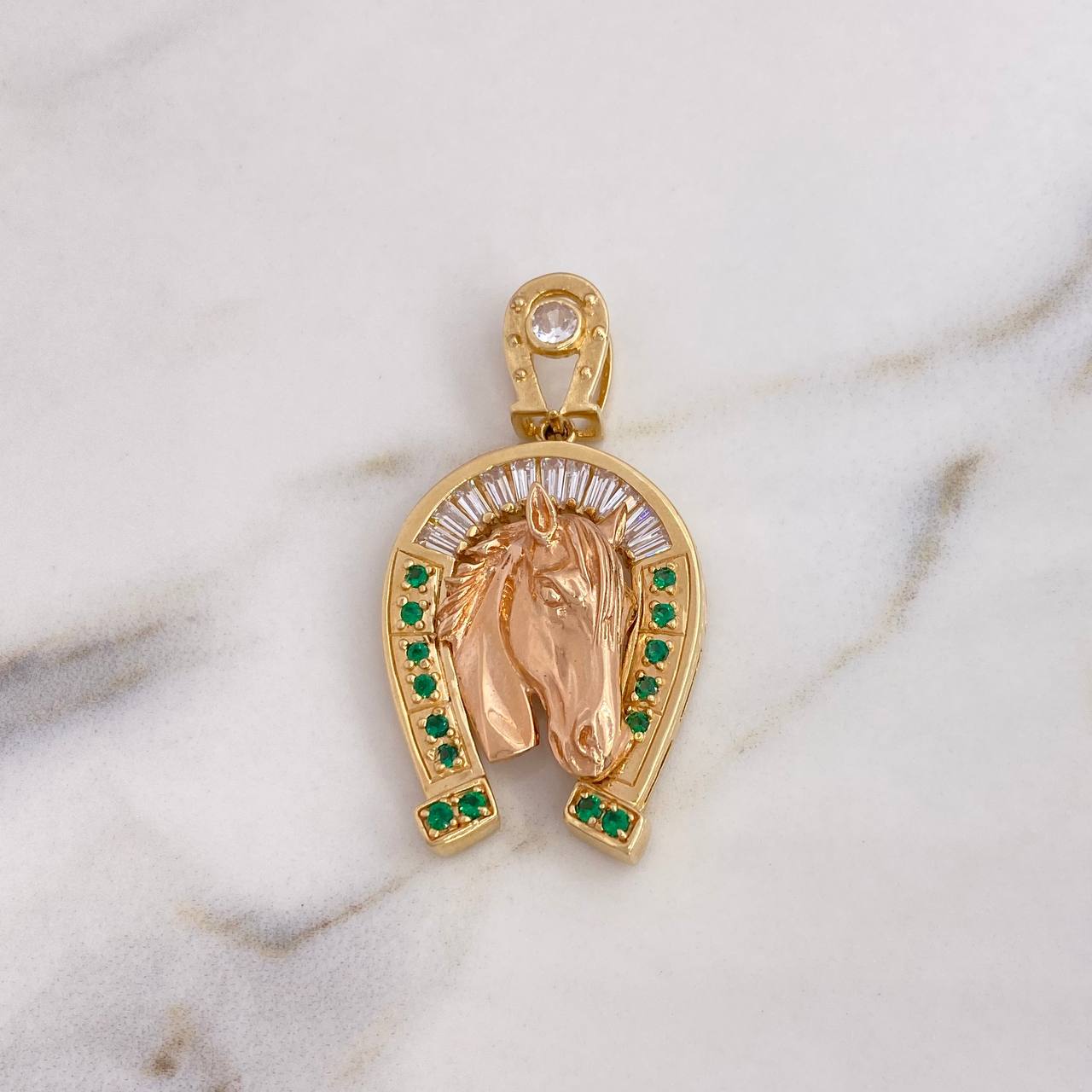 Dije Herradura Caballo 13.9gr / 4.8cm / Circones Blancos Verdes Dos OrosAmarillo Rosa 18K #