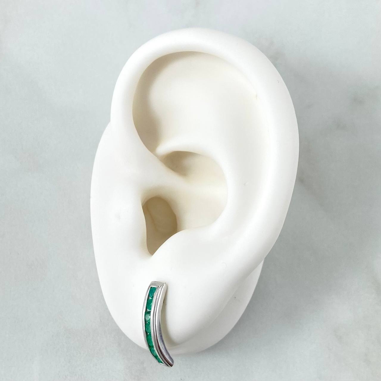 Topos Carril Curvo 2.45gr / 1.5cm / Esmeraldas 46pts Broche Mariposa Oro Blanco 18K (Joya) *