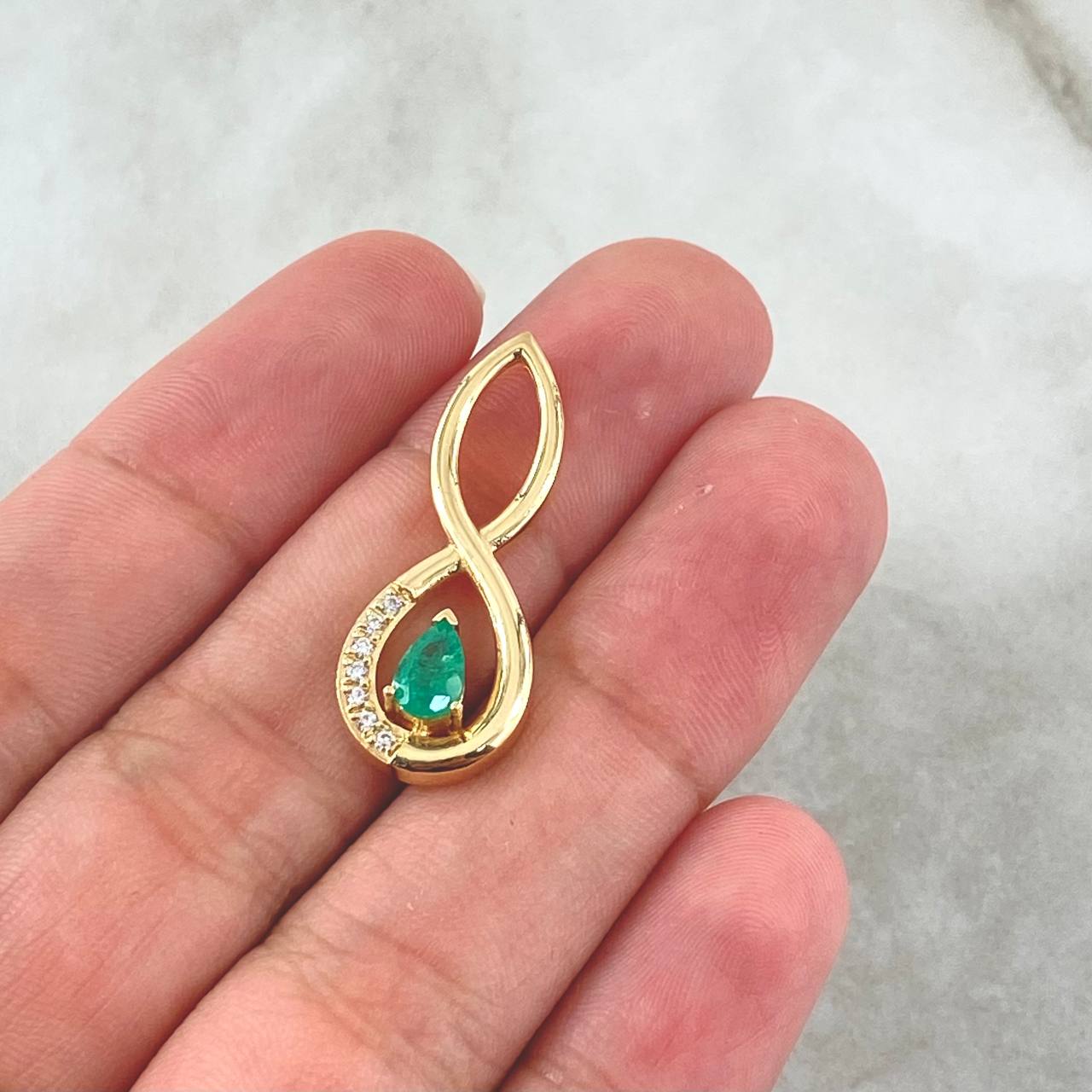 Dije Infinito Musical 3.15gr / 2.8cm / Esmeralda 77pts Oro Amarillo 18K (Joya) *