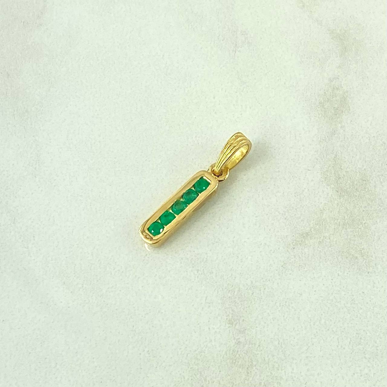 Dije Carril Recto 1.35gr / 2.1cm / Esmeraldas 19pts Oro Amarillo 18K (Joya) *