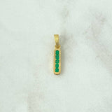 Dije Carril Recto 1.35gr / 2.1cm / Esmeraldas 19pts Oro Amarillo 18K (Joya) *