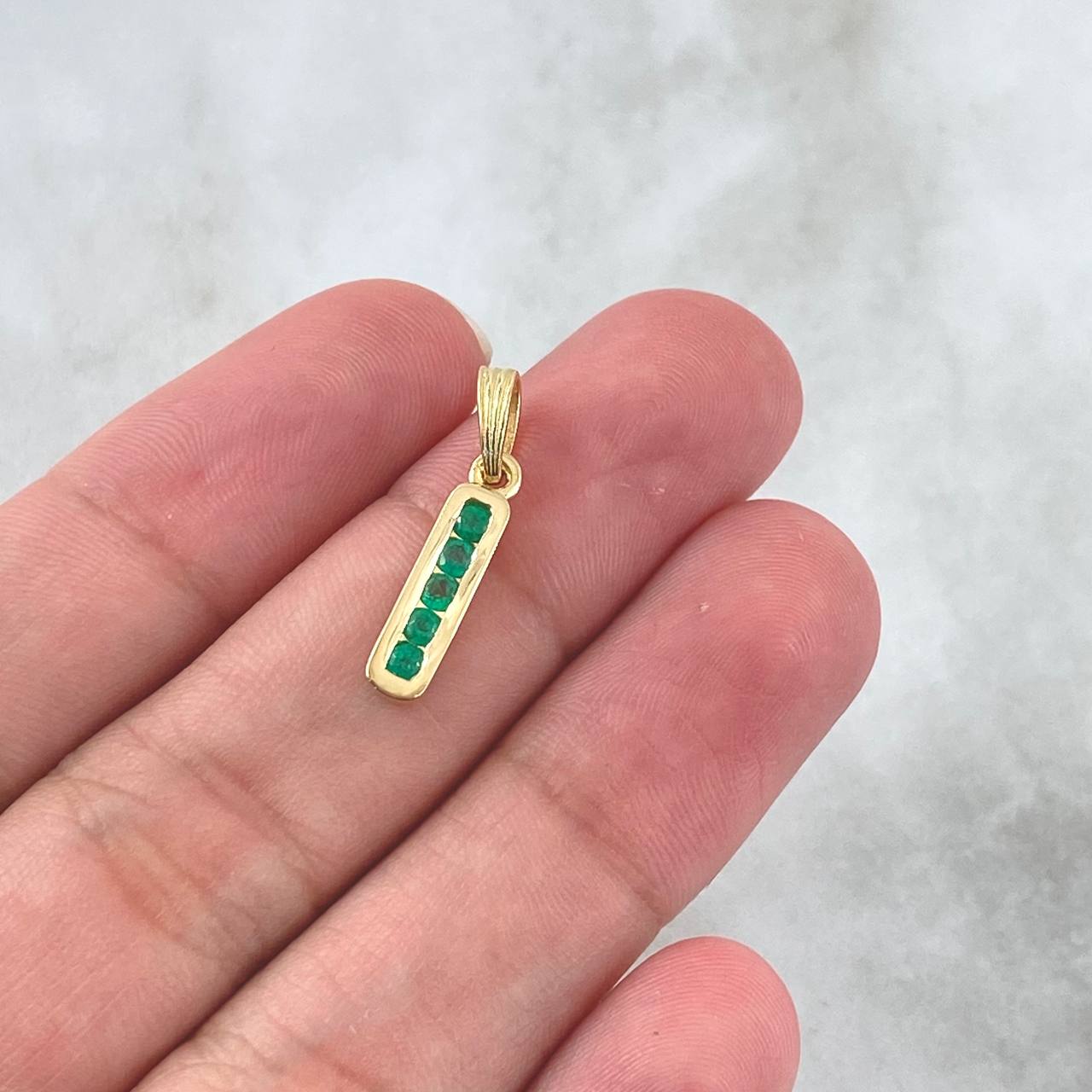 Dije Carril Recto 1.35gr / 2.1cm / Esmeraldas 19pts Oro Amarillo 18K (Joya) *