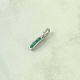Dije Carril Curvo 0.95gr / 2cm / Esmeraldas 15pts Oro Blanco 18K (Joya) *