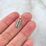 Dije Carril Curvo 0.95gr / 2cm / Esmeraldas 15pts Oro Blanco 18K (Joya) *