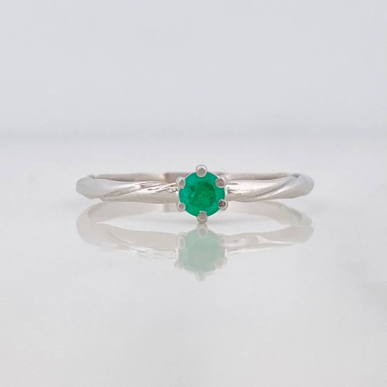 Anillo Solitario Esmeralda 14pts 1.25g / T6 3/4 Oro Blanco 18K