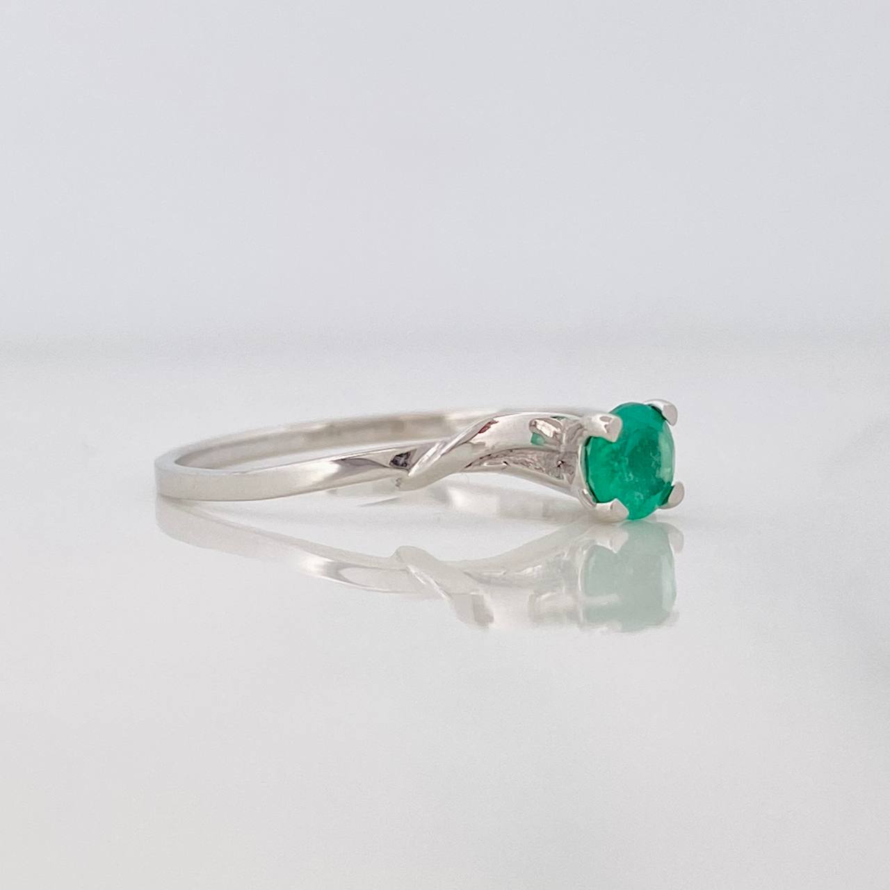 Anillo Solitario Esmeralda 29pts 1.5g / T7 1/4 Oro Blanco 18K