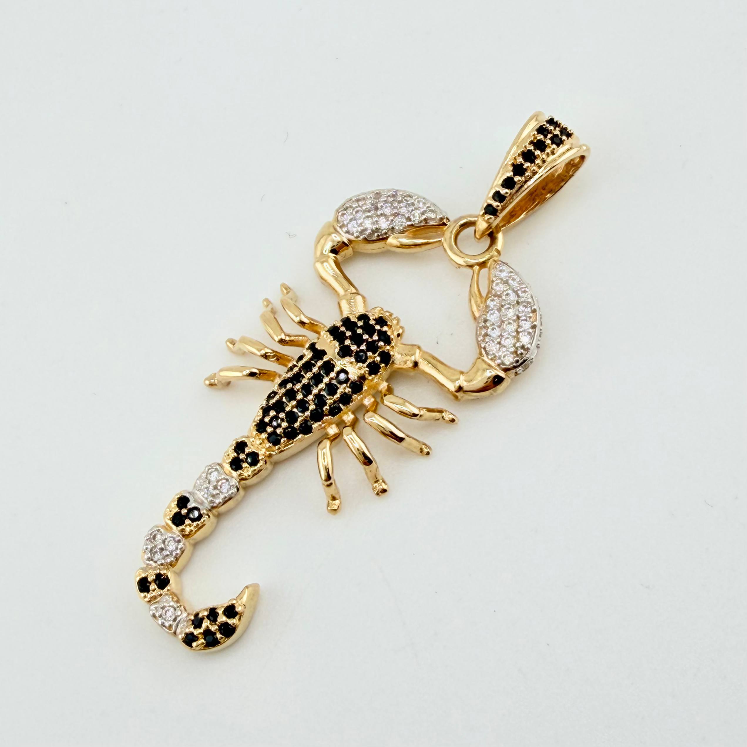 Dije Escorpion 6.4gr / 2 in / Dos Oros Amarillo Blanco 18K ©