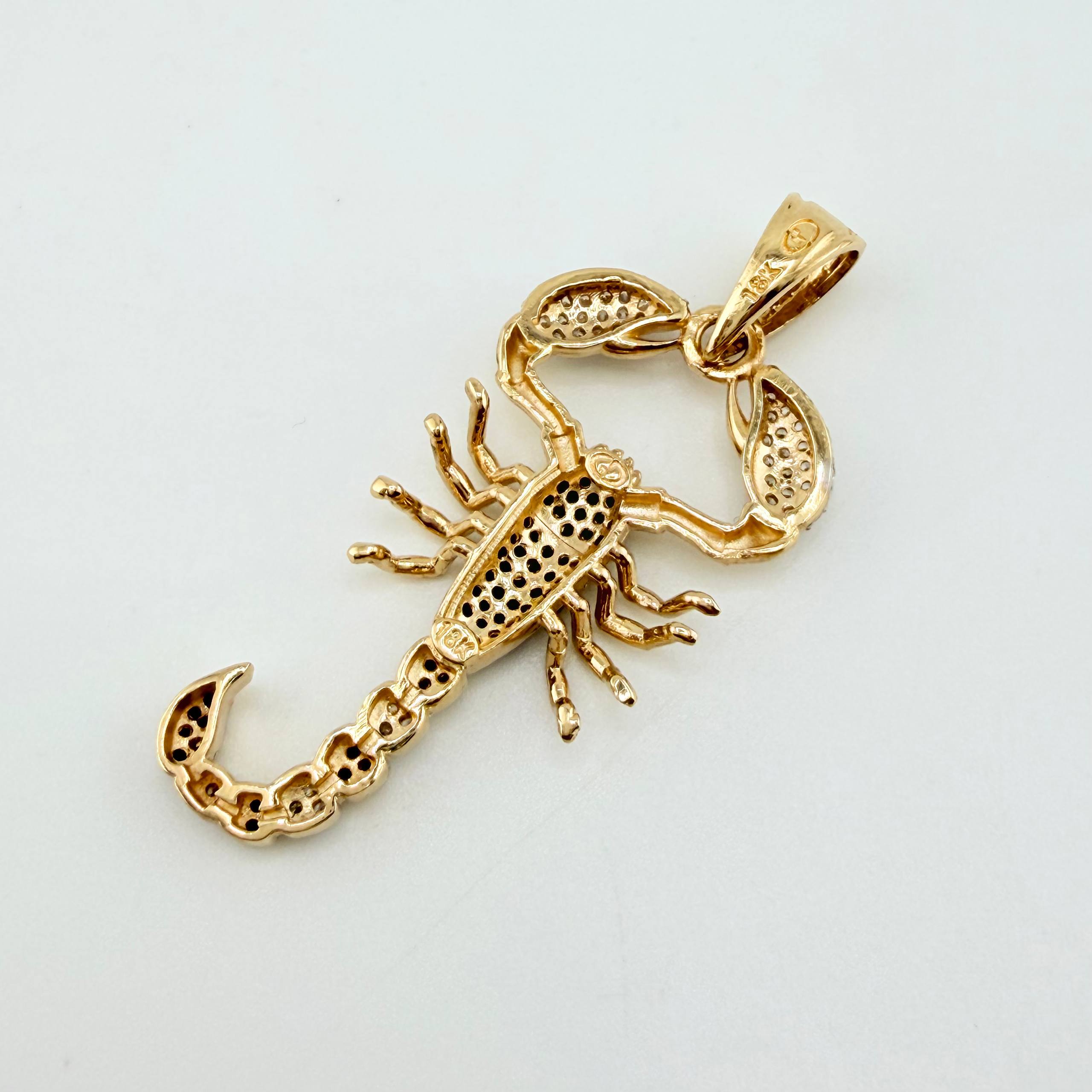 Dije Escorpion 6.4gr / 2 in / Dos Oros Amarillo Blanco 18K ©