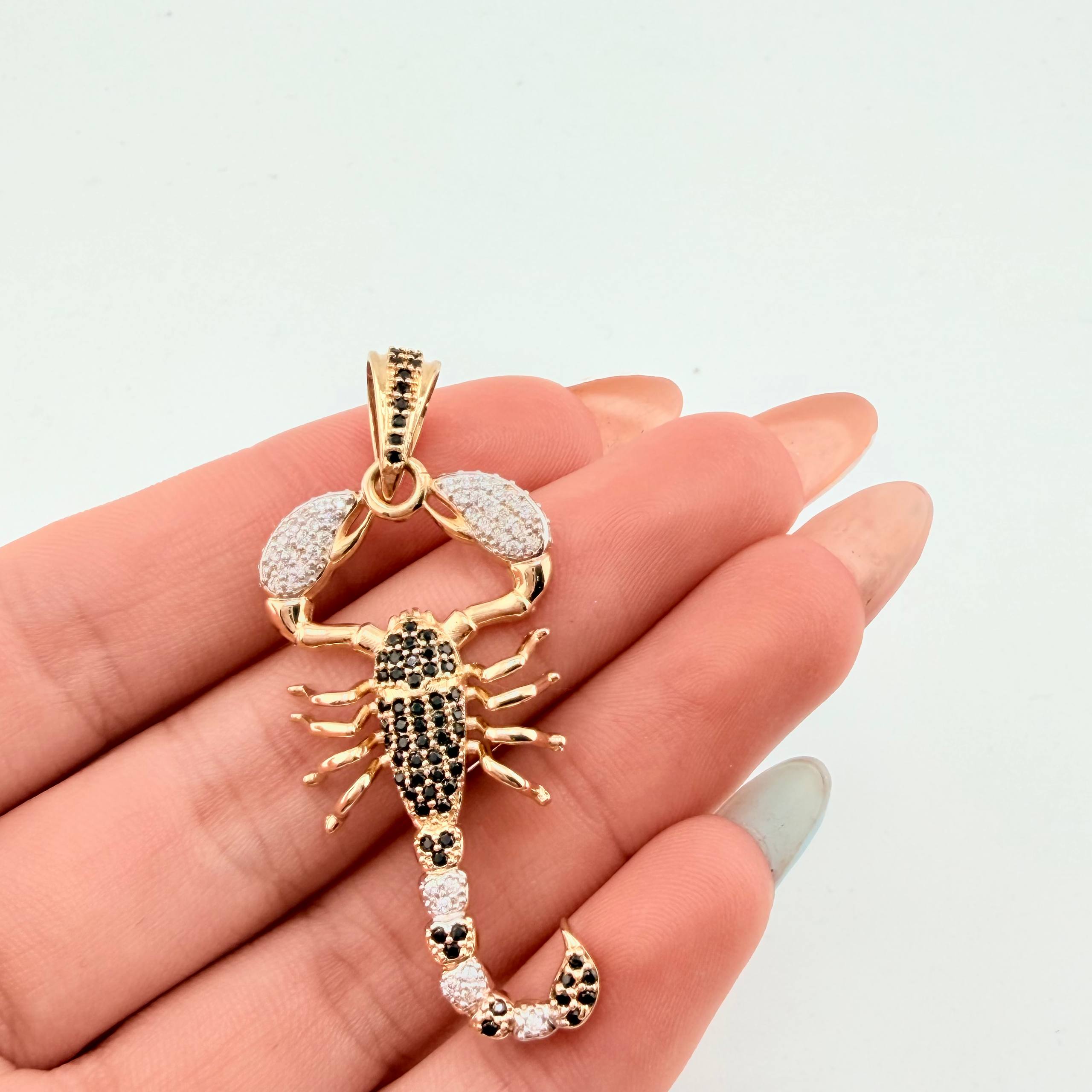 Dije Escorpion 6.4gr / 2 in / Dos Oros Amarillo Blanco 18K ©