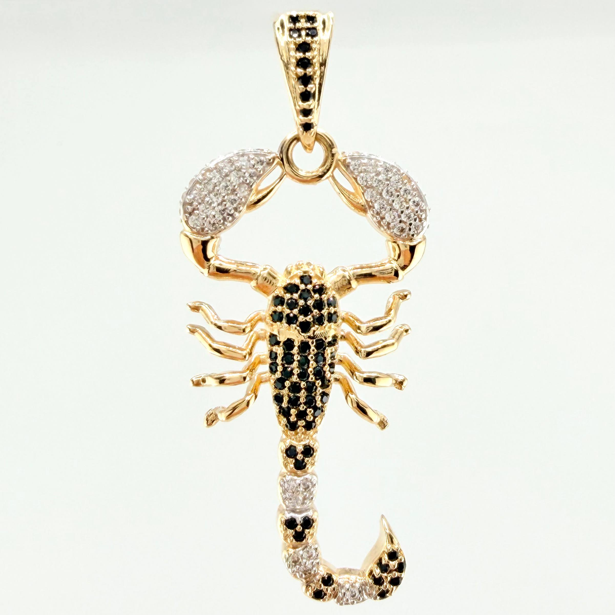 Dije Escorpion 6.4gr / 2 in / Dos Oros Amarillo Blanco 18K ©