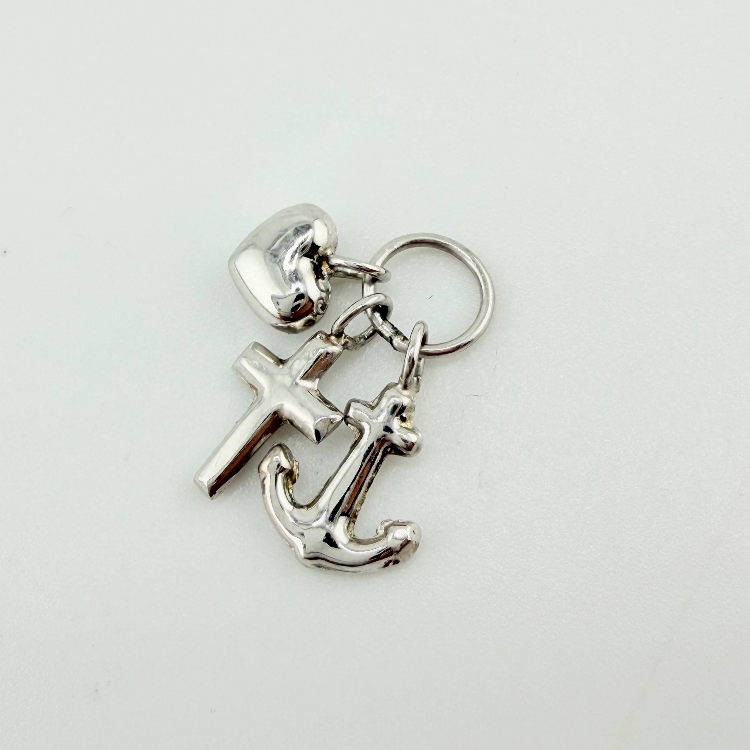 Dije Tres Gracias 0.55gr / 1/2 in / Oro Blanco 18K ©