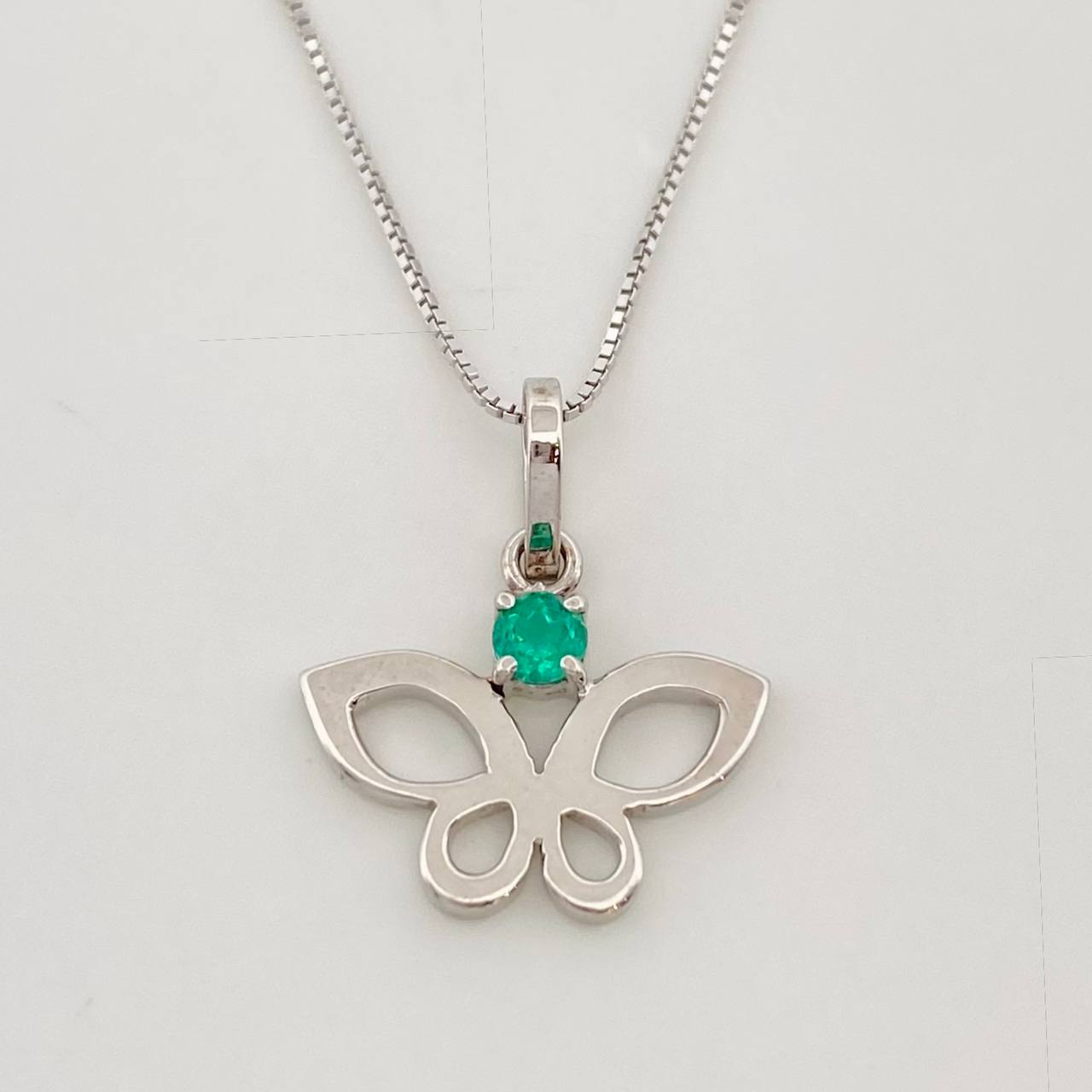 Set Venetian Chain + Emerald Butterfly Pendant 7pts / 1.95g / 20 in 18K White Gold