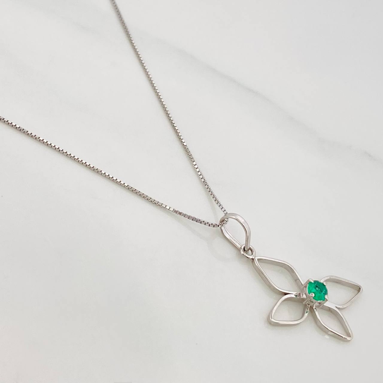 Set Cadena Veneciana + Dije Mariposa Esmeralda 9pts / 2g / 20 in Oro Blanco 18K