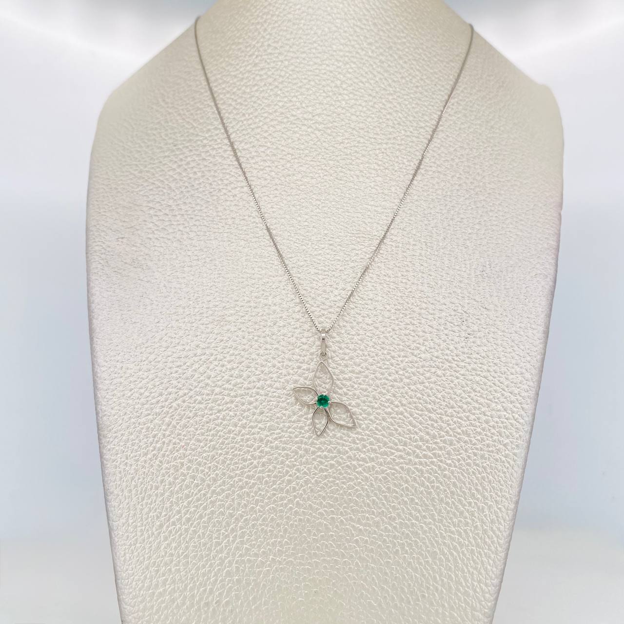 Set Cadena Veneciana + Dije Mariposa Esmeralda 9pts / 2g / 20 in Oro Blanco 18K