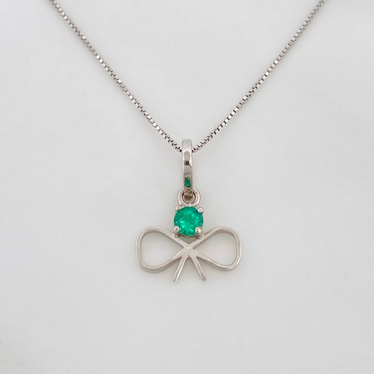 Set Cadena Veneciana + Dije Moño Esmeralda 8pts / 1.45g / 18 in Oro Blanco 18K