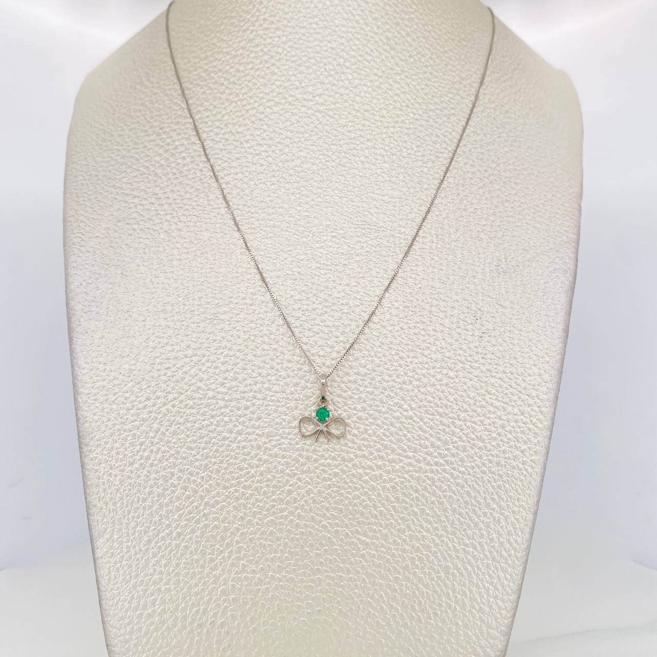 Set Cadena Veneciana + Dije Moño Esmeralda 8pts / 1.45g / 18 in Oro Blanco 18K
