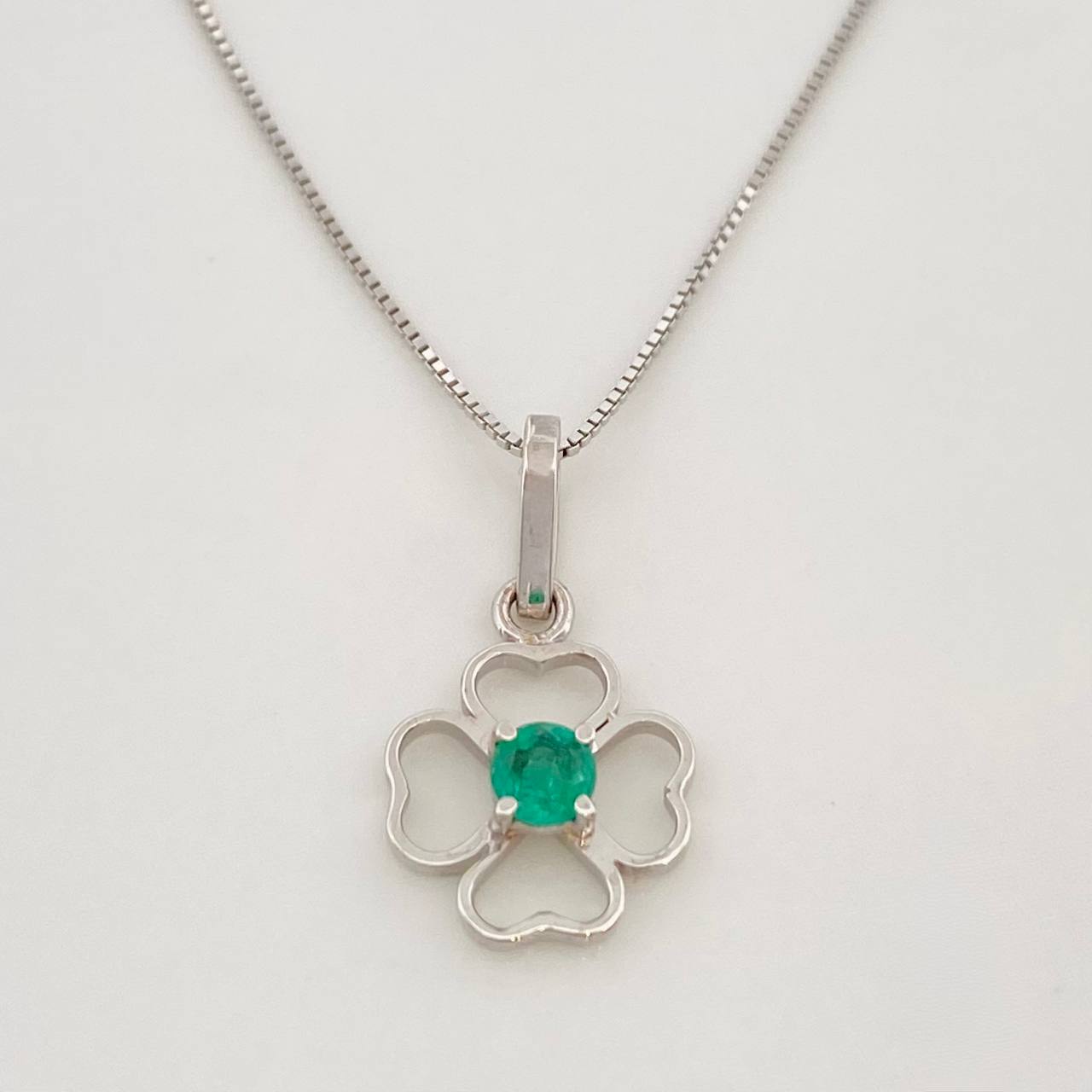 Set Cadena Veneciana + Dije Flor Esmeralda 9pts / 1.5g / 18 in Oro Blanco 18K