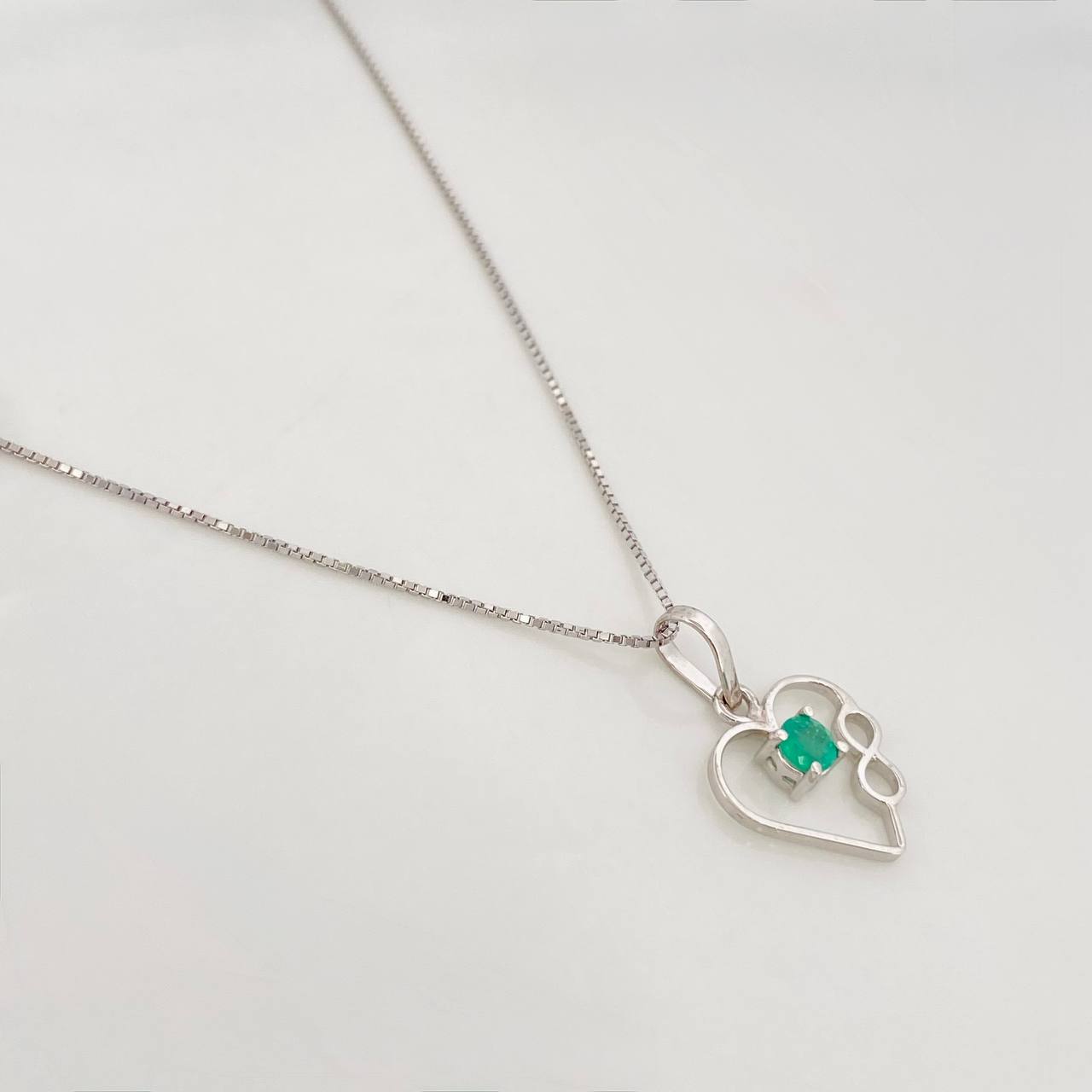 Venetian Chain Set + Infinite Heart Pendant Emerald 9pts / 1.75g / 20 in 18K White Gold