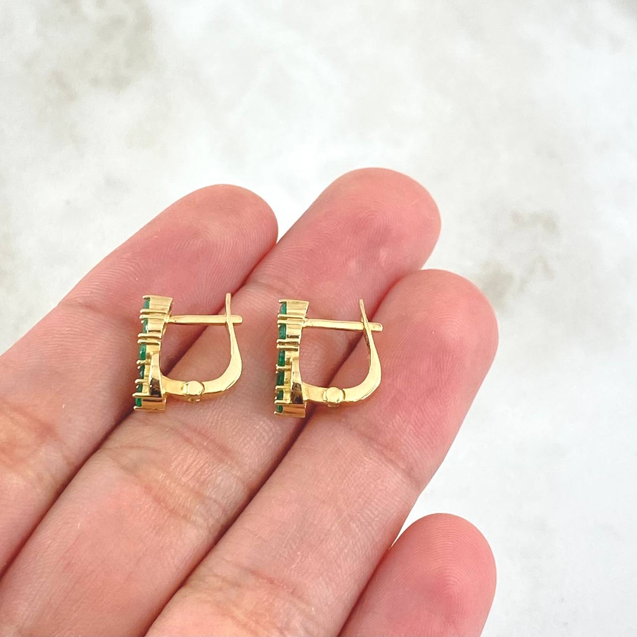 Candongas Omegas Infinitas 2.5gr / 1.2cm / Esmeraldas 52pts Oro Amarillo 18K (Joya) ©