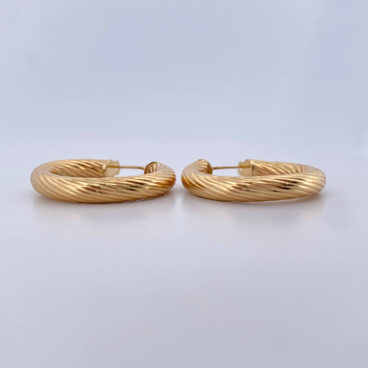 Candongas Sofi 3.2gr / 2.4cm / Rayadas Oro Amarillo 18K $