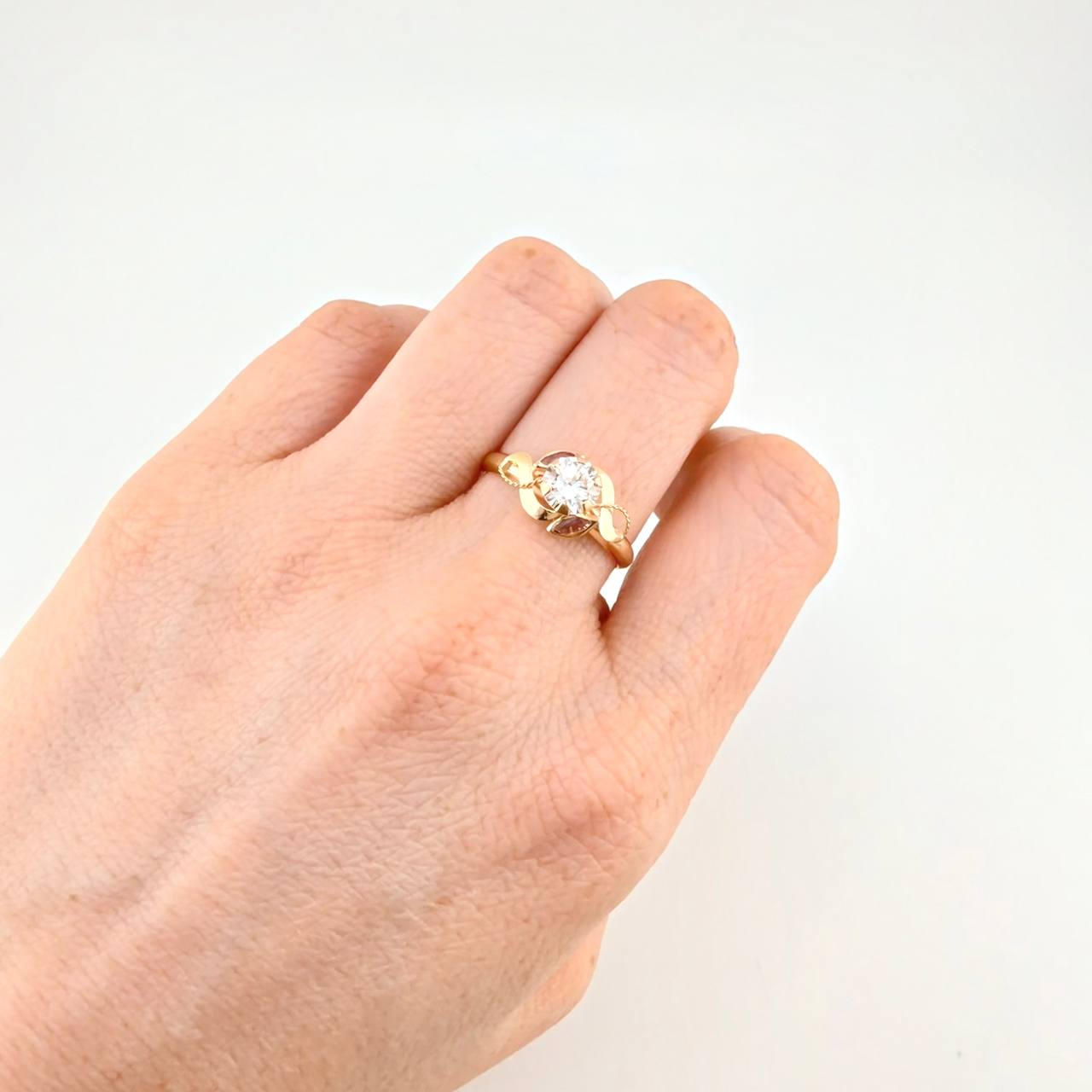 Anillo Solitario Flor De Cristal 1.65 g / T8 1/4 Oro Amarillo 18K