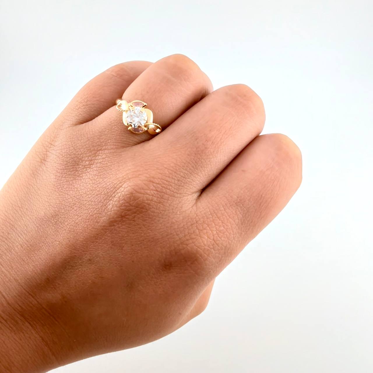 Anillo Solitario Flor De Cristal 1.65 g / T7 Oro Amarillo 18K