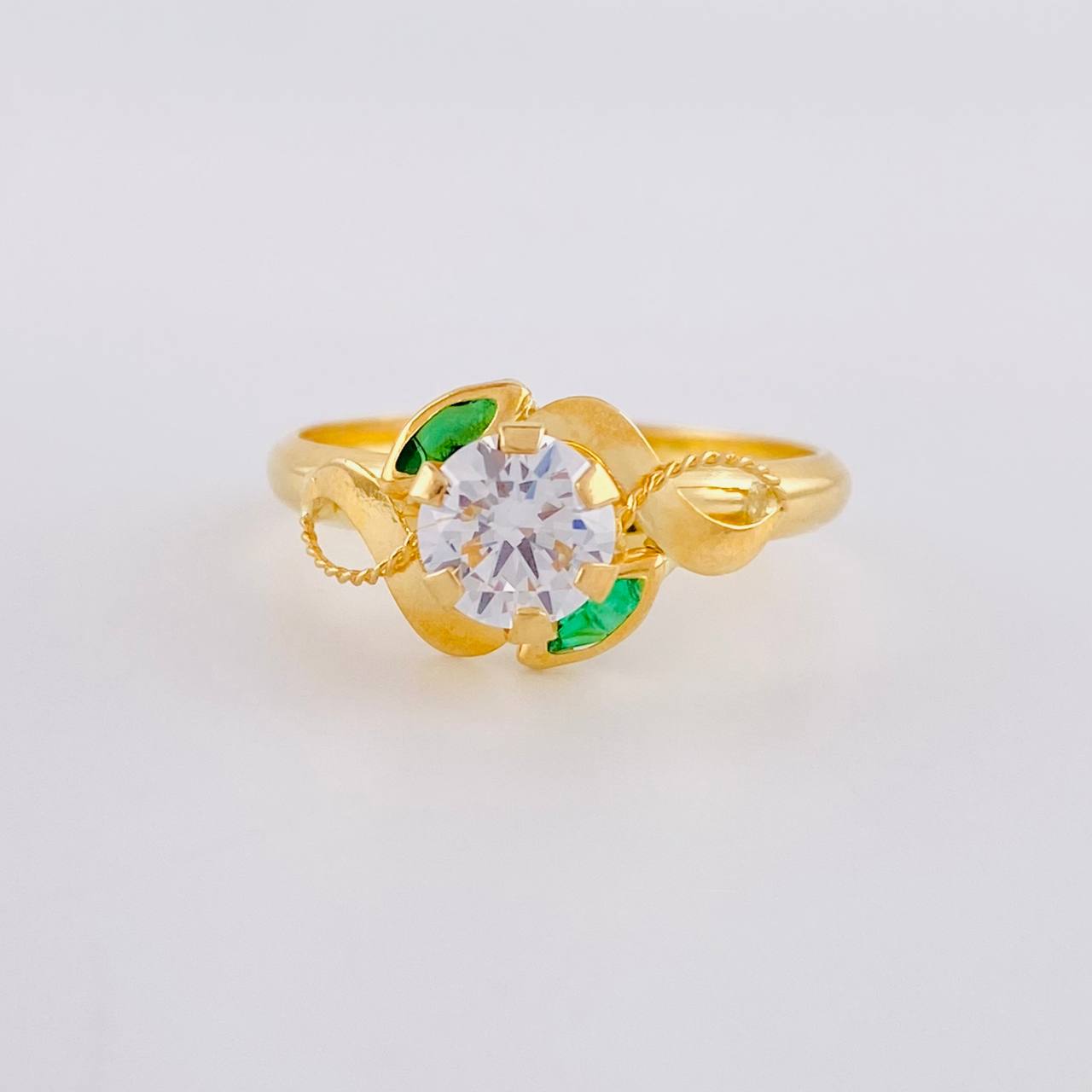 Anillo Solitario Flor De Cristal 1.65 g / T7 3/4 Oro Amarillo 18K