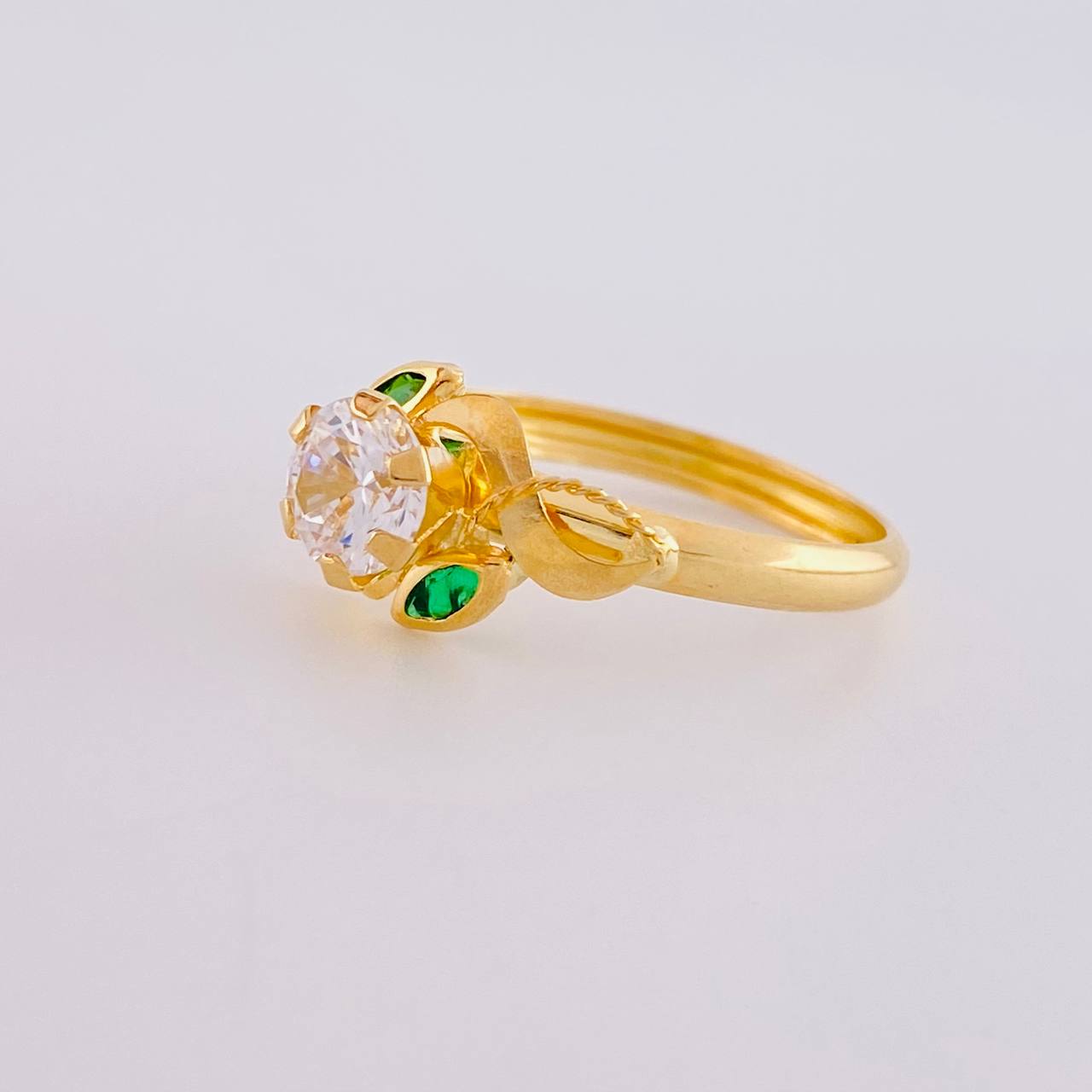 Anillo Solitario Flor De Cristal 1.65 g / T7 3/4 Oro Amarillo 18K