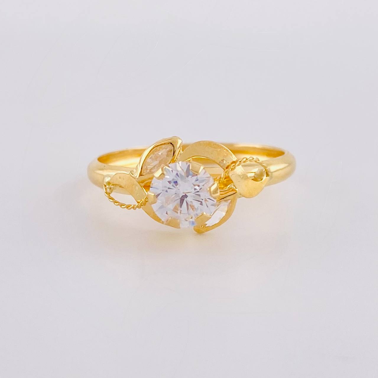 Anillo Solitario Flor De Cristal 1.65 g / T7 Oro Amarillo 18K