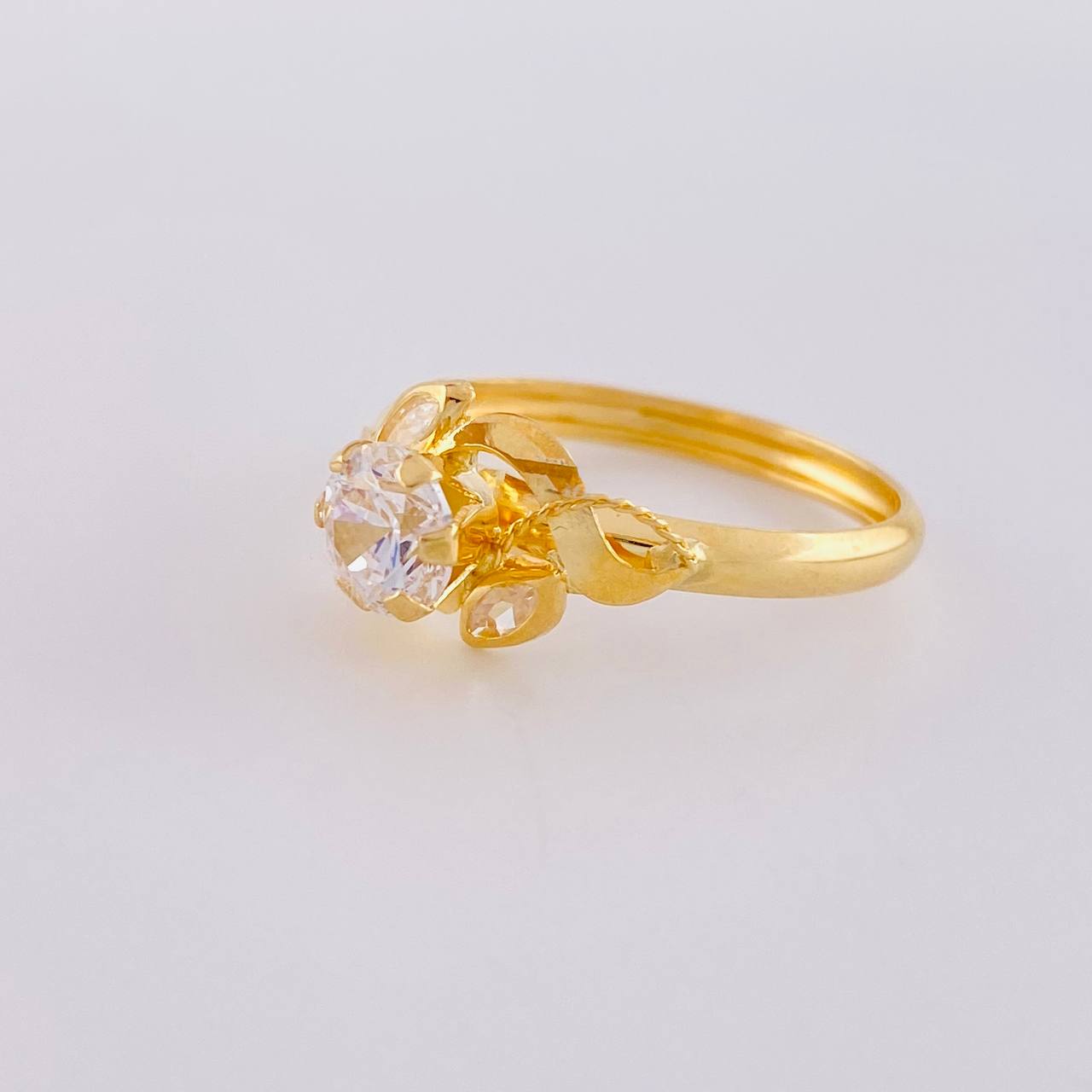 Crystal Flower Solitaire Ring 1.7 g / T8 1/2 Yellow Gold 18K