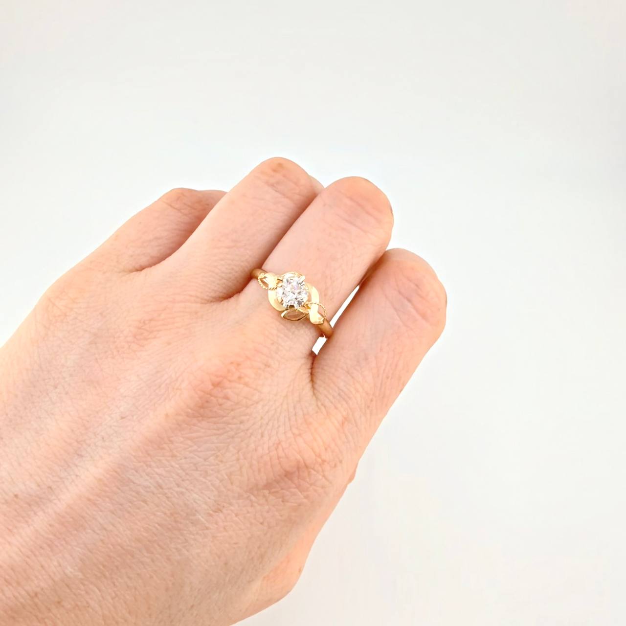 Anillo Solitario Flor De Cristal 1.65 g / T7 Oro Amarillo 18K