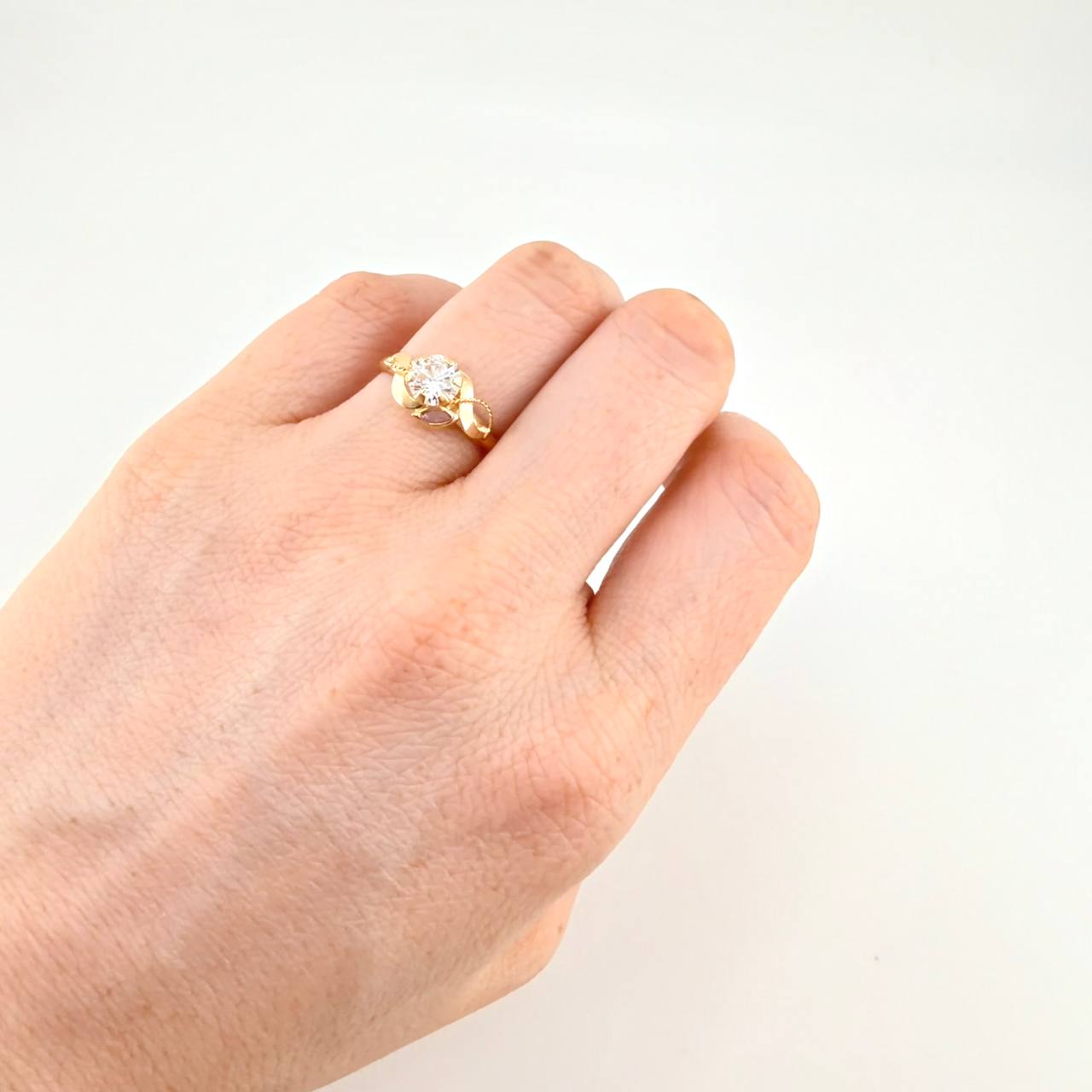 Crystal Flower Solitaire Ring 1.6 g / T7 18K Yellow Gold