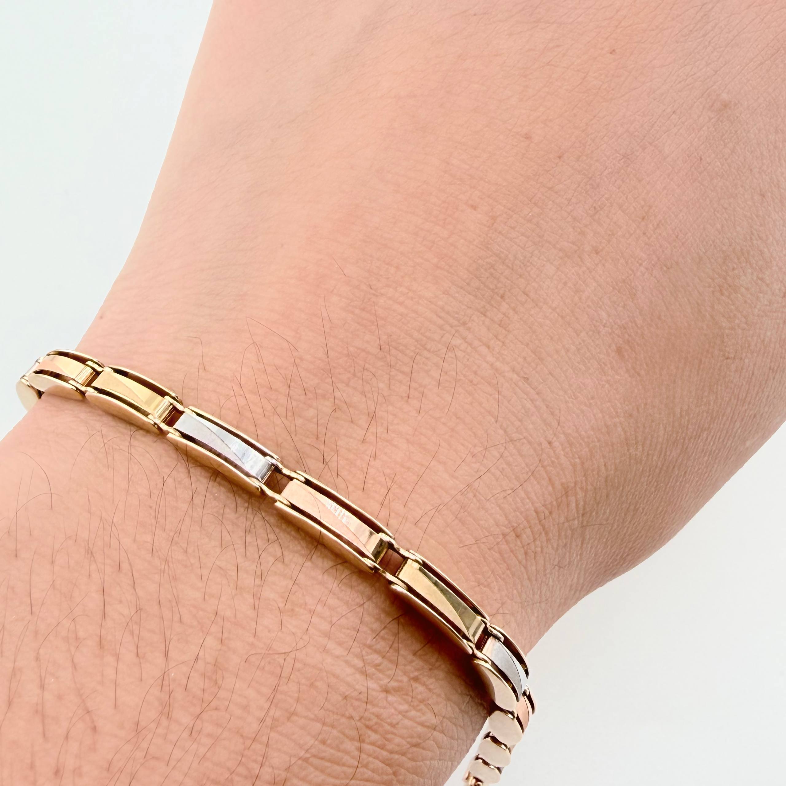 Pulso Rustico Triada 10.65gr / 8 1/4 in / 4mm Tres Oros +4 18K ©