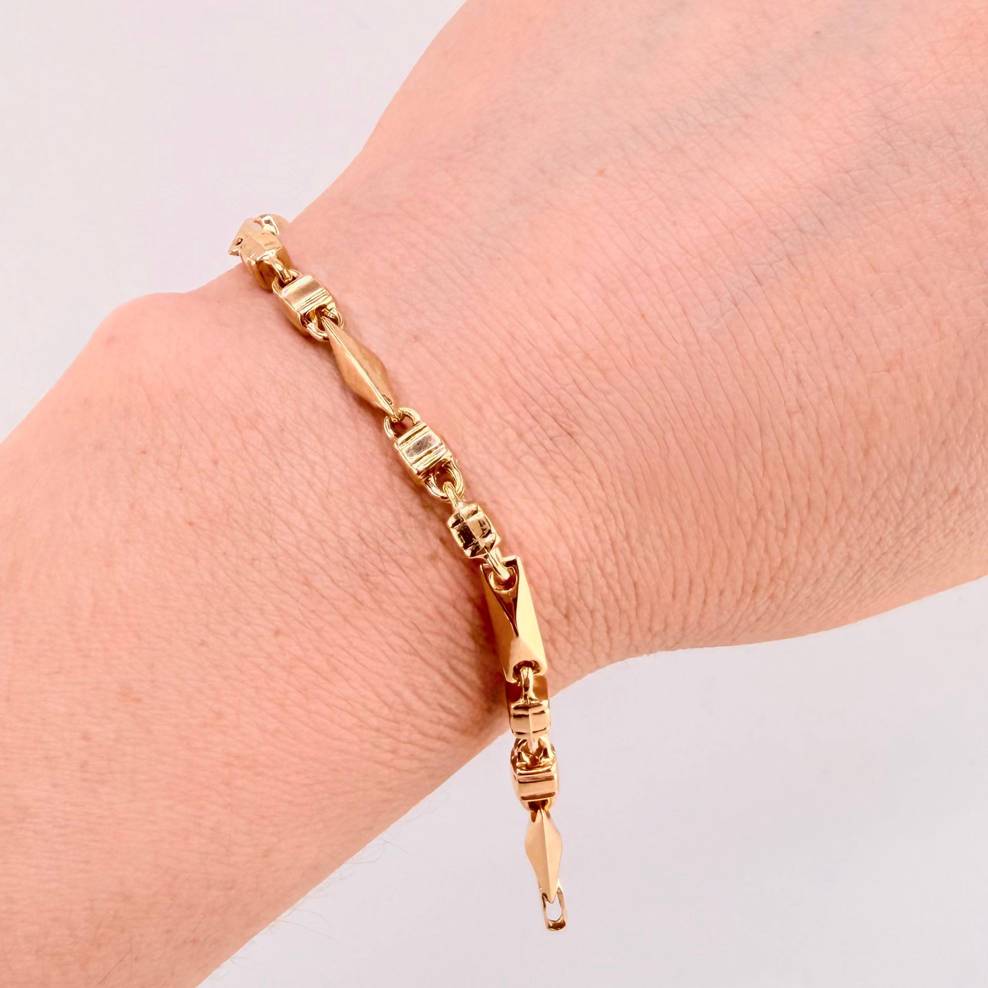 Pulso Rustico Español 6.3gr / 8 1/4 in / 3.7mm Oro Amarillo 18K ©