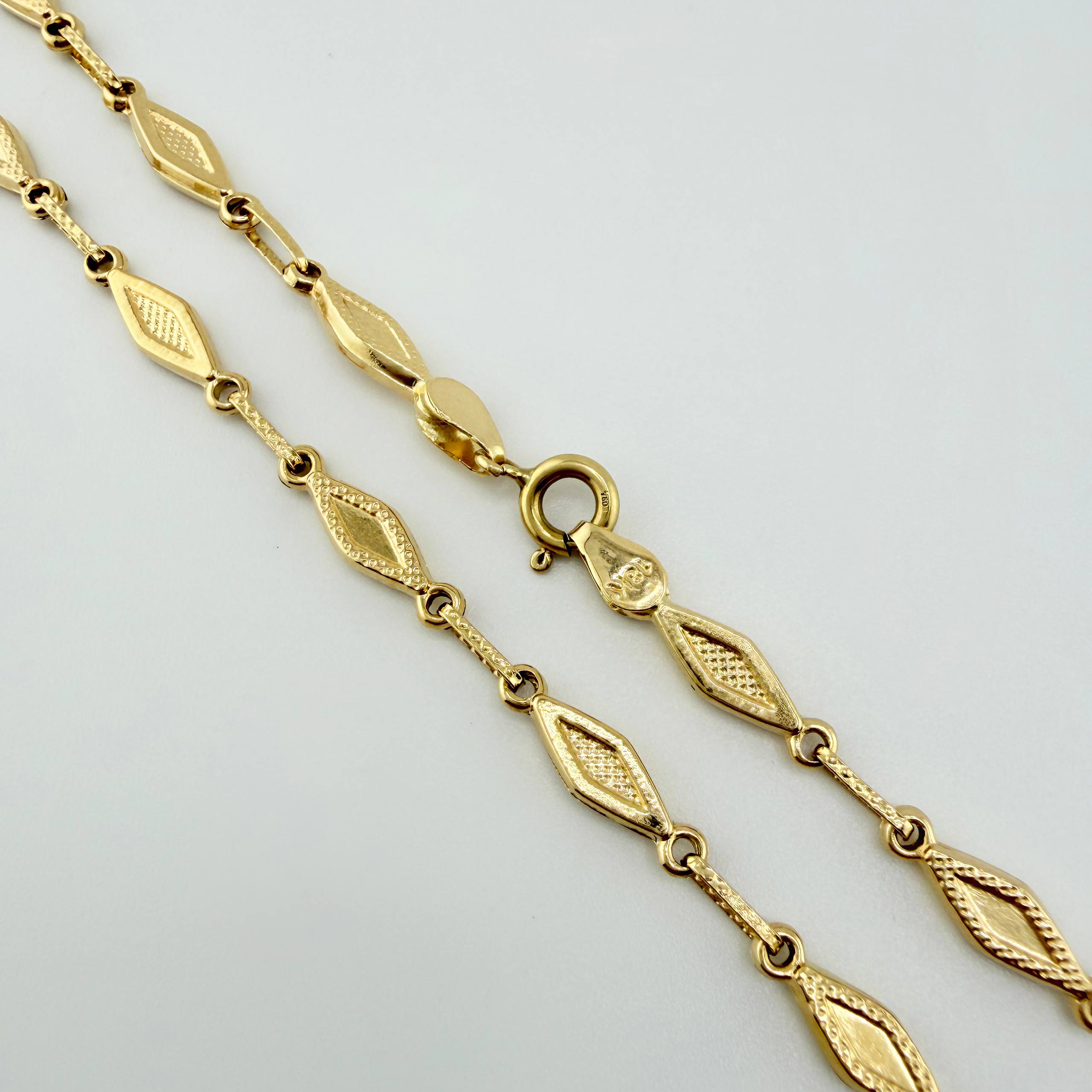 Cadena Rustica Rombo Punteado 10.75gr / 23 1/2 in / 4.3mm Oro Amarillo 18K ©